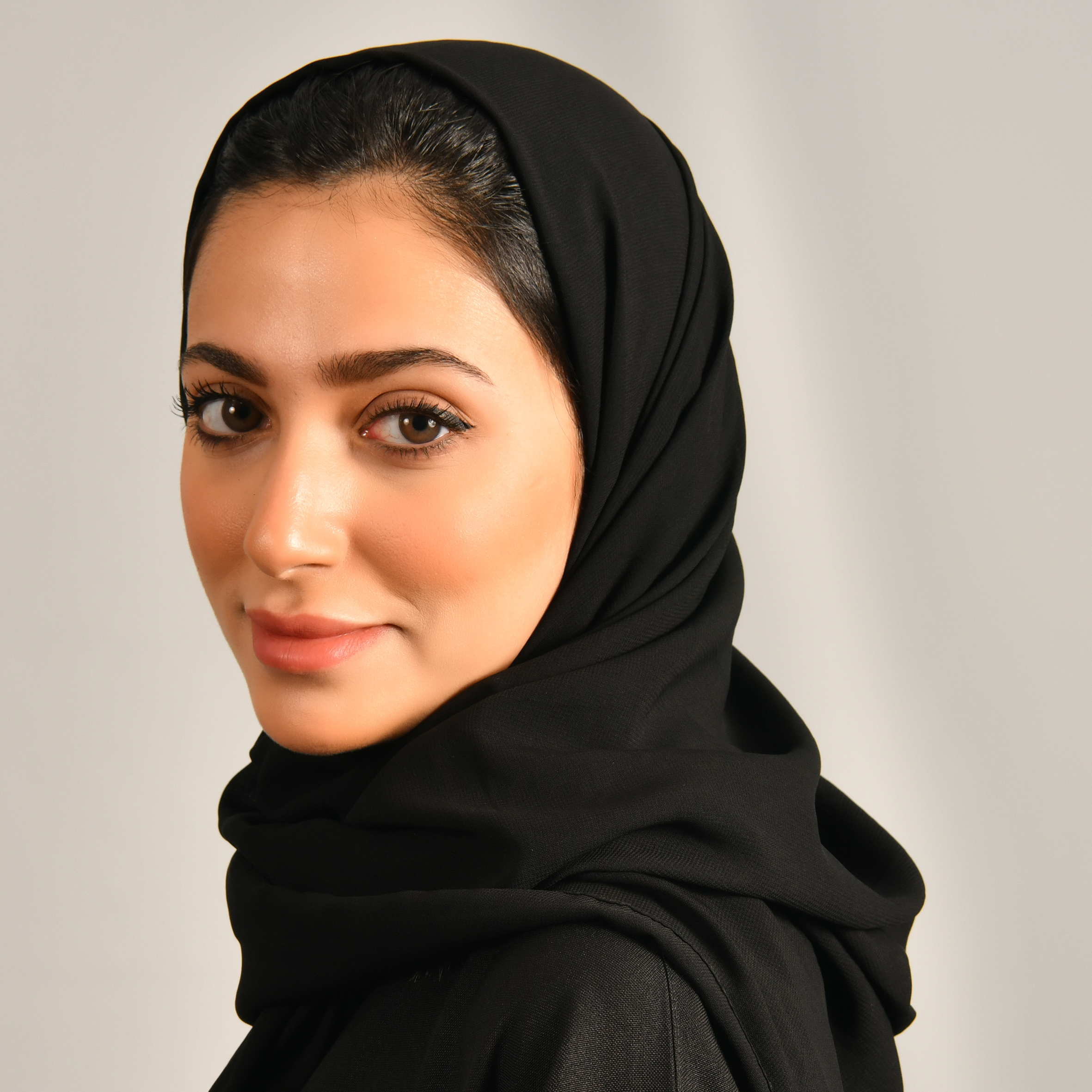  طرحة سوداء ساده بدون اي تفاصيل بارزة  