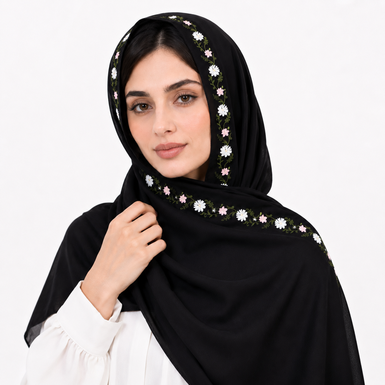  طرحج باللون الاسود مزينة بتطريز زهري 