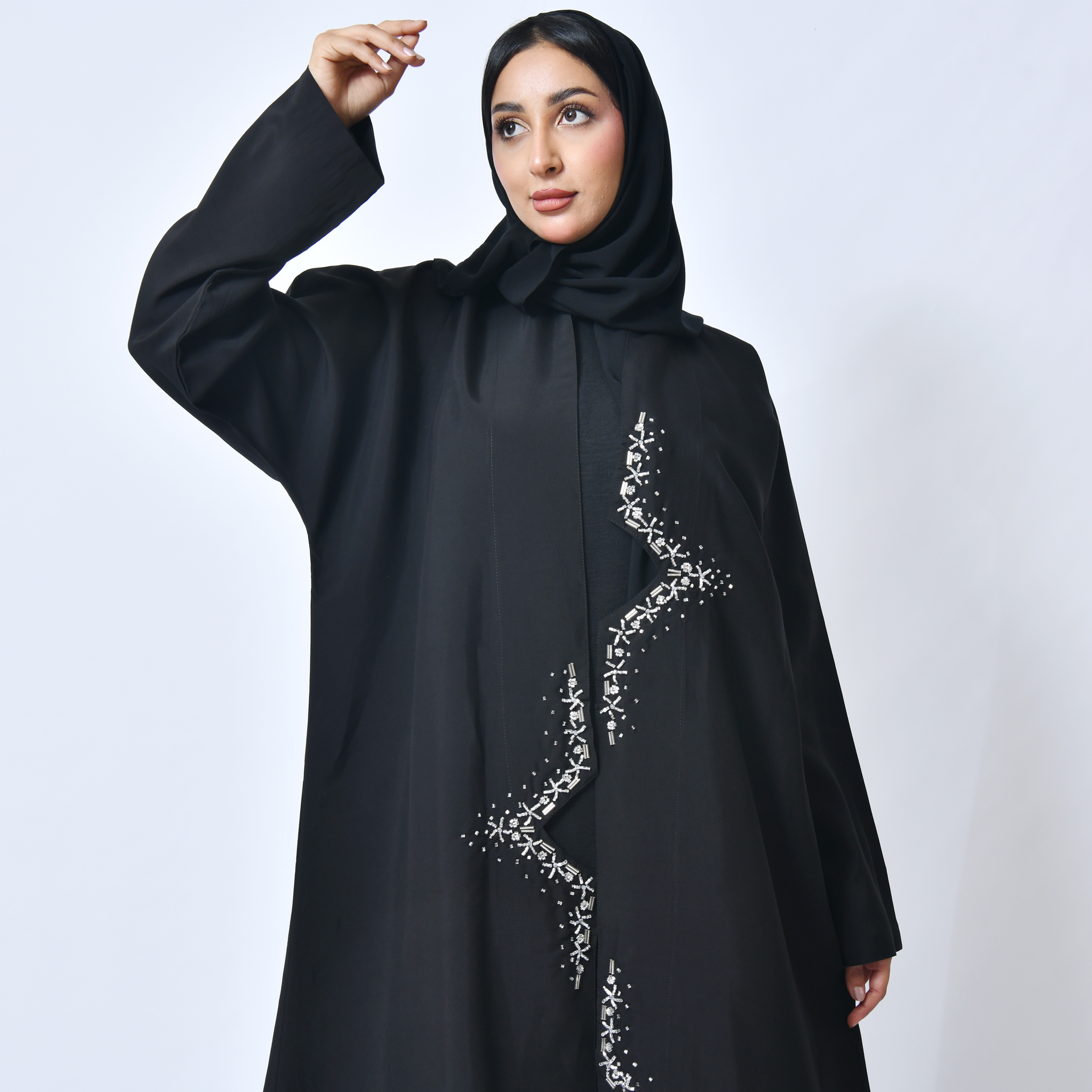  عباية لف سوداء بحواف غير مستوية مزينة بكريستال ابيض نجمي 
