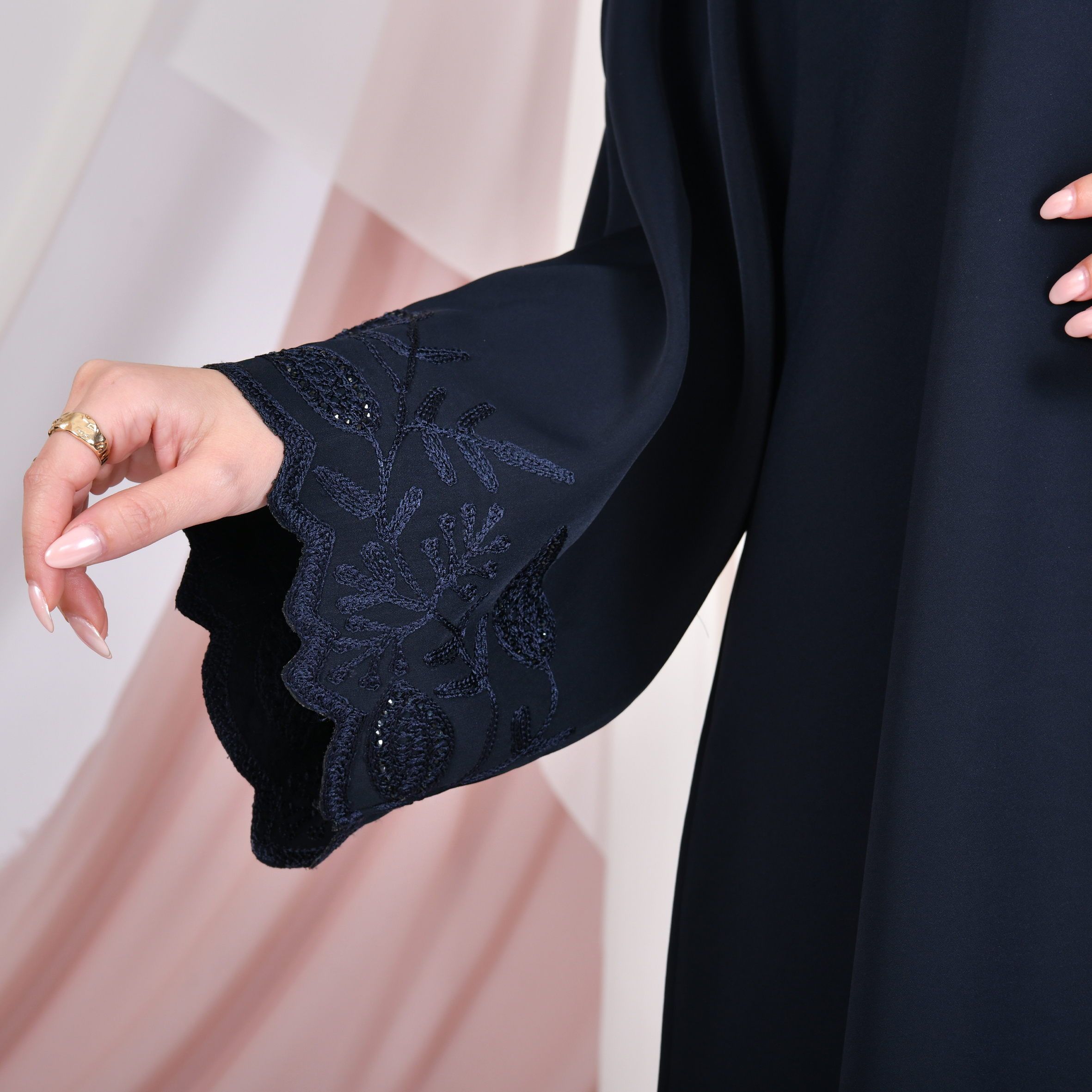  عباية لف باللون الكحلي ربع كلوش بقماش صيفي بتطريز مزين بفصوص على الاكمام واسفل العباية 