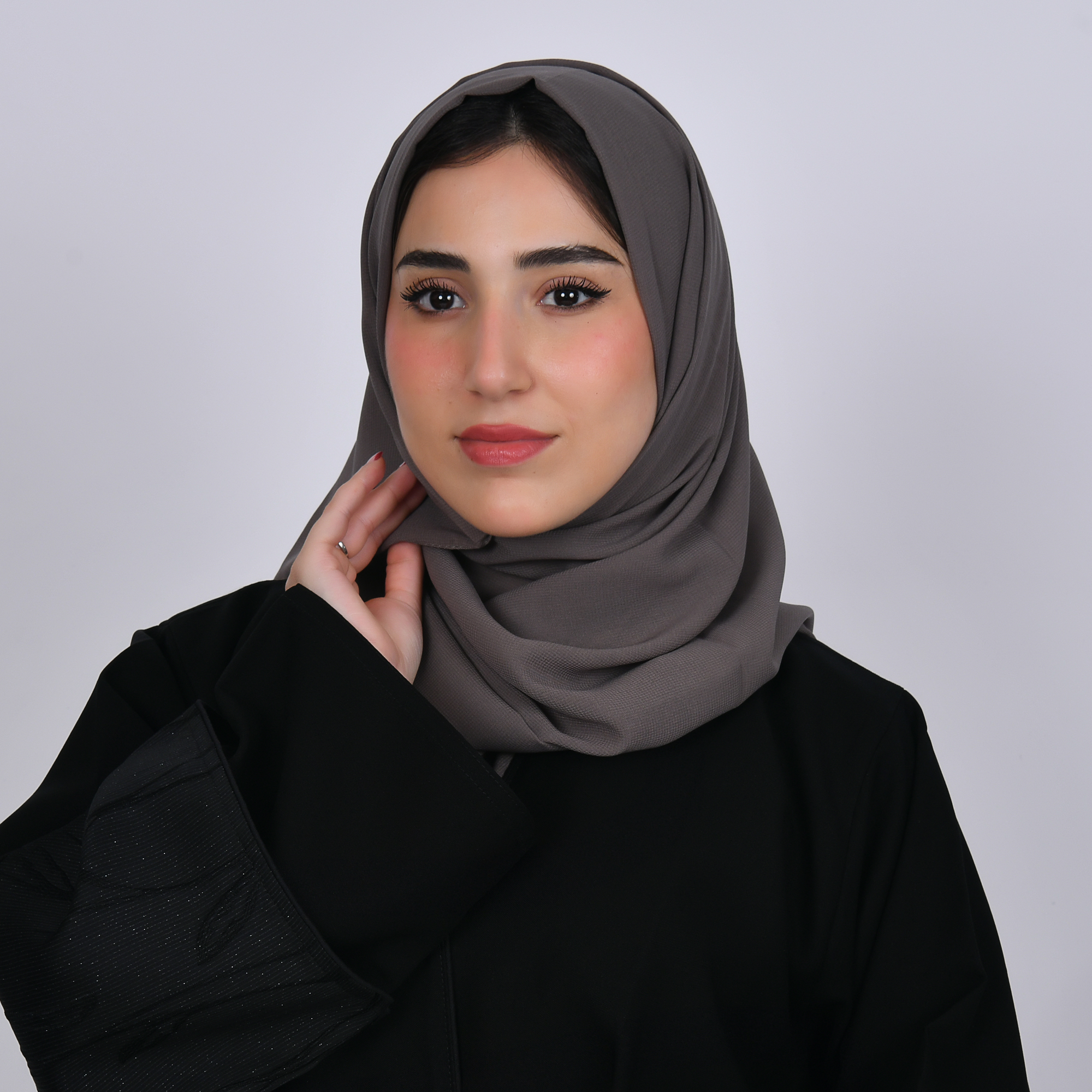  طرحه حرير بلون رمادي  بني 