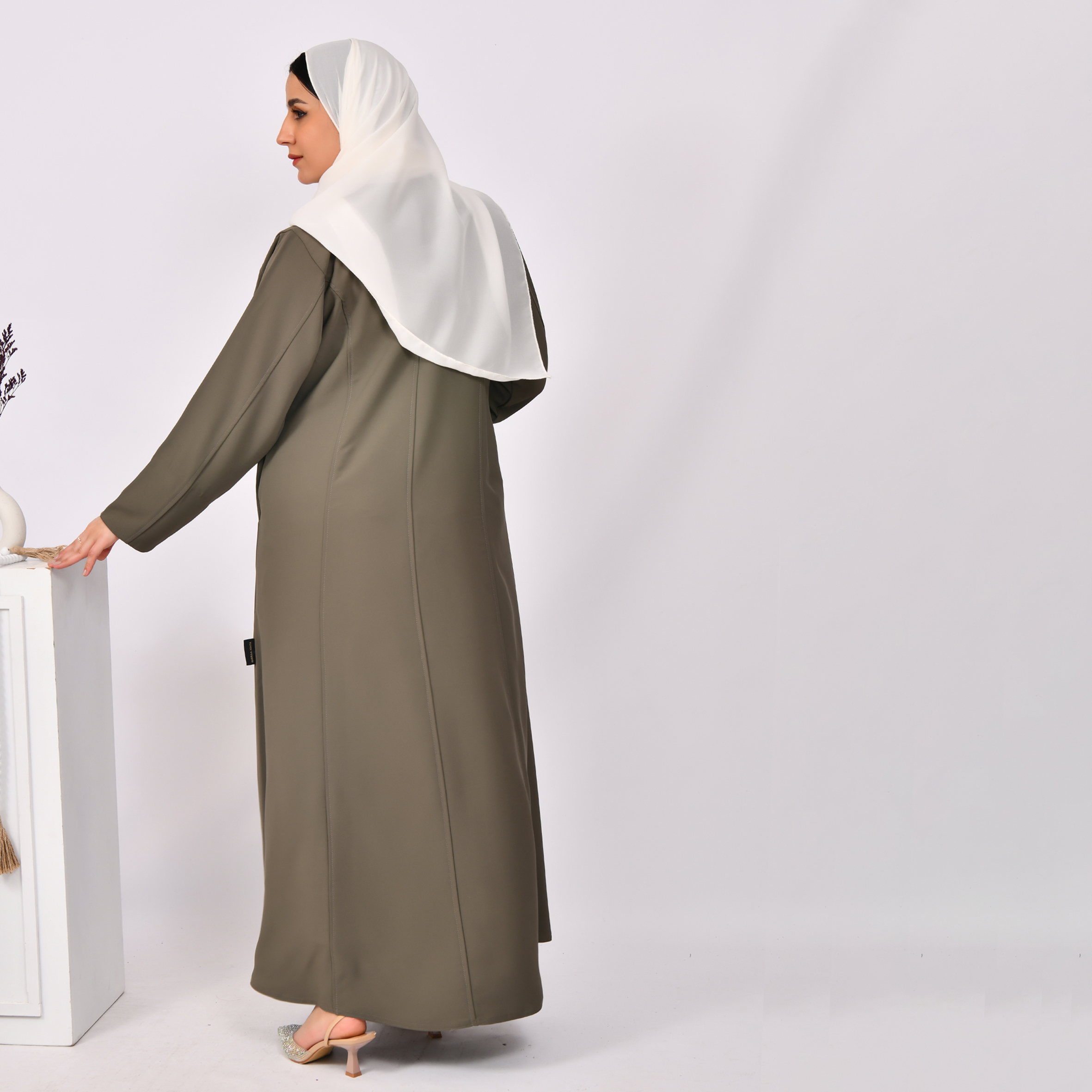  عباية لف باللون الاخضر الزيتي الفاتح ربع كلوش بخطوط تفصيلية مع جيوب جانبية مخفية 