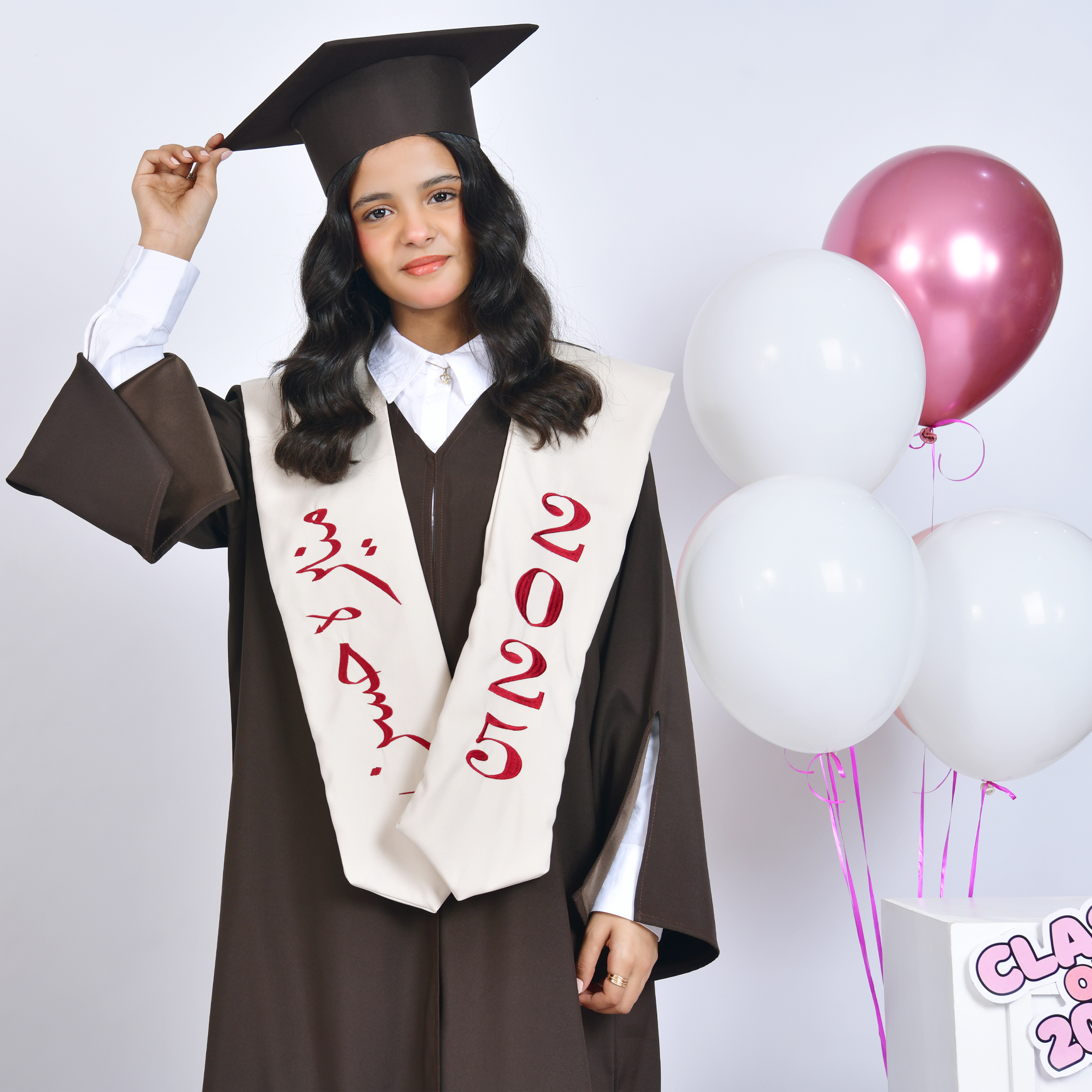  زي تخرج عباية باللون البني مع وشاح وكاب 
