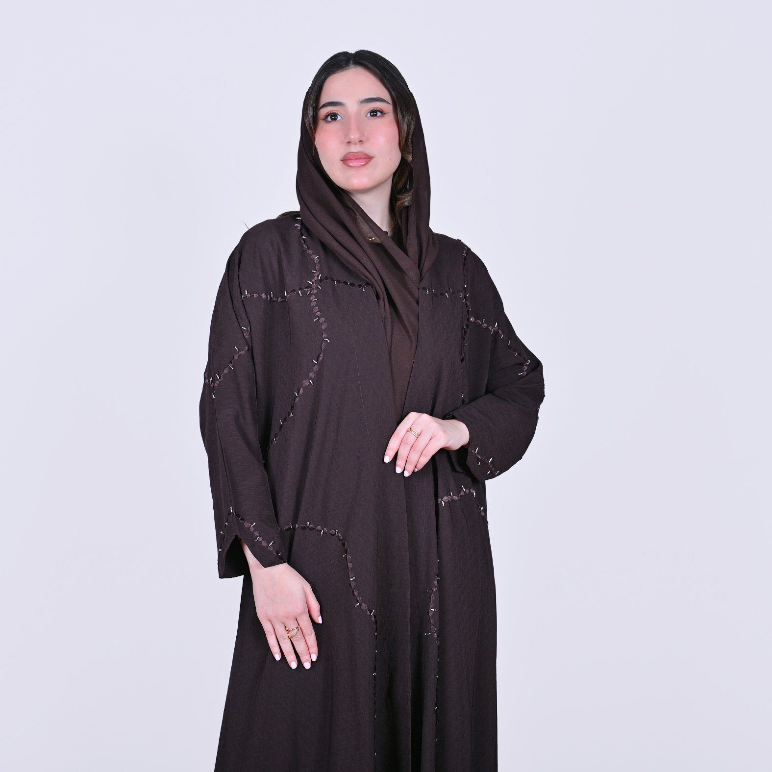  عباية لف بلون بني بتطريز وشك عشوائي على كامل العباية 