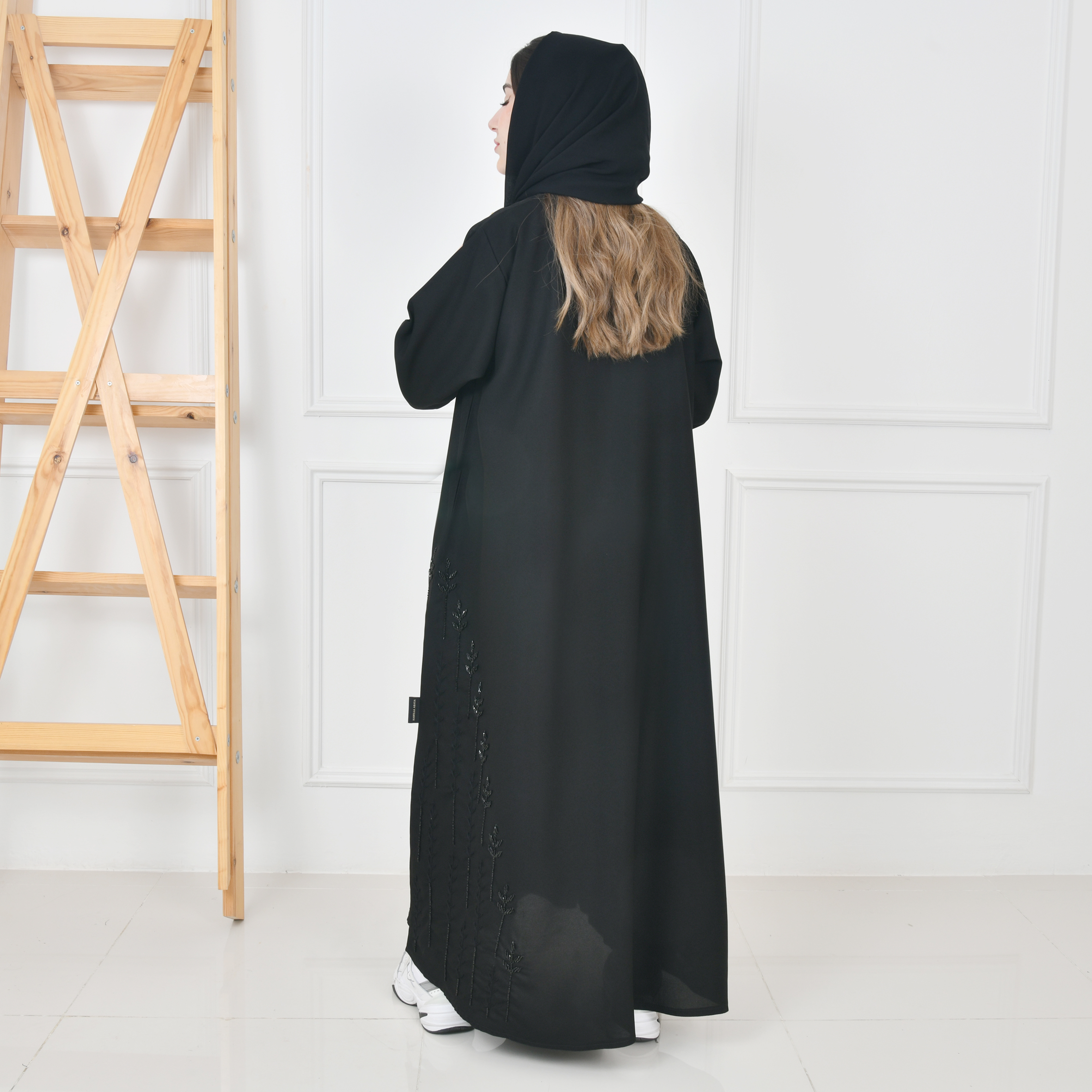  عباية لف سوداء نص كلوش بشك عى جانبي العباية والاكمام 