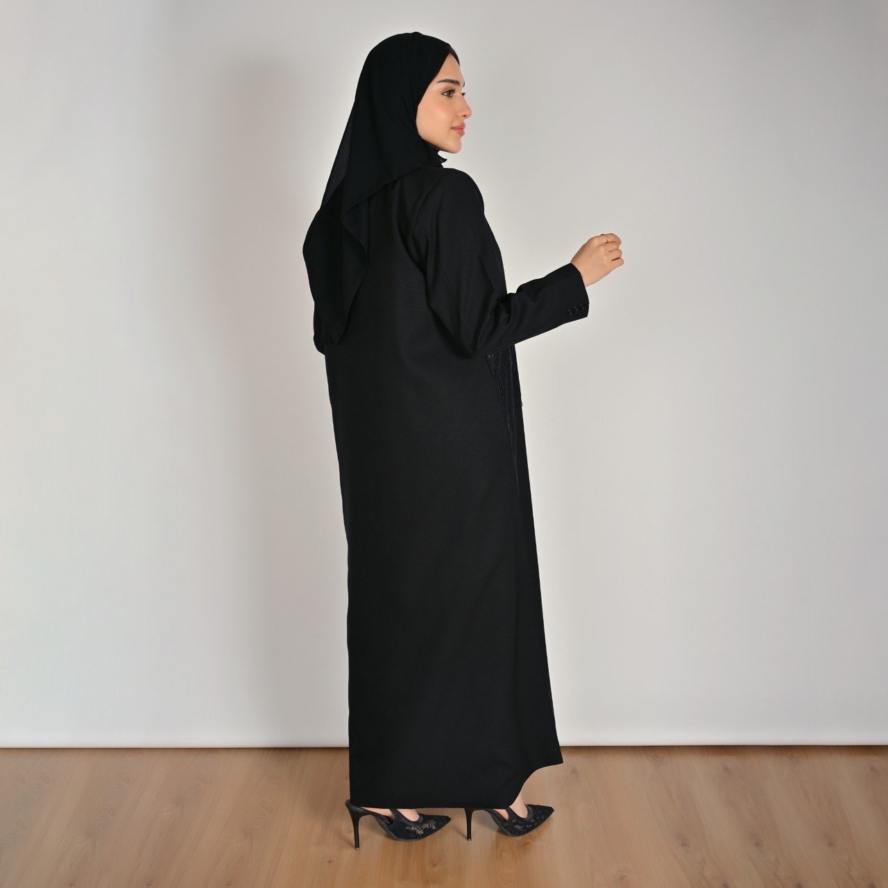  عباية بليزر أنيقة سوداء بتصميم راقٍ يزينه دانتيل 