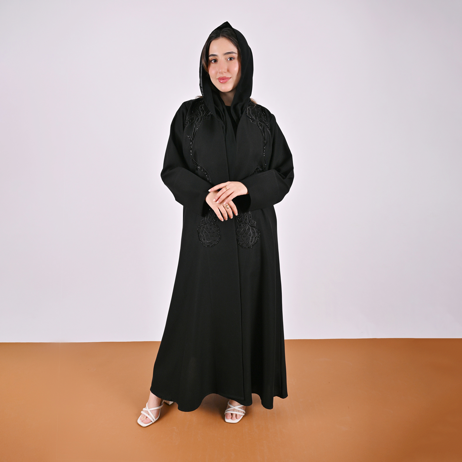  عباية روزا سوداء مزينة بشك وتطريز راقي 