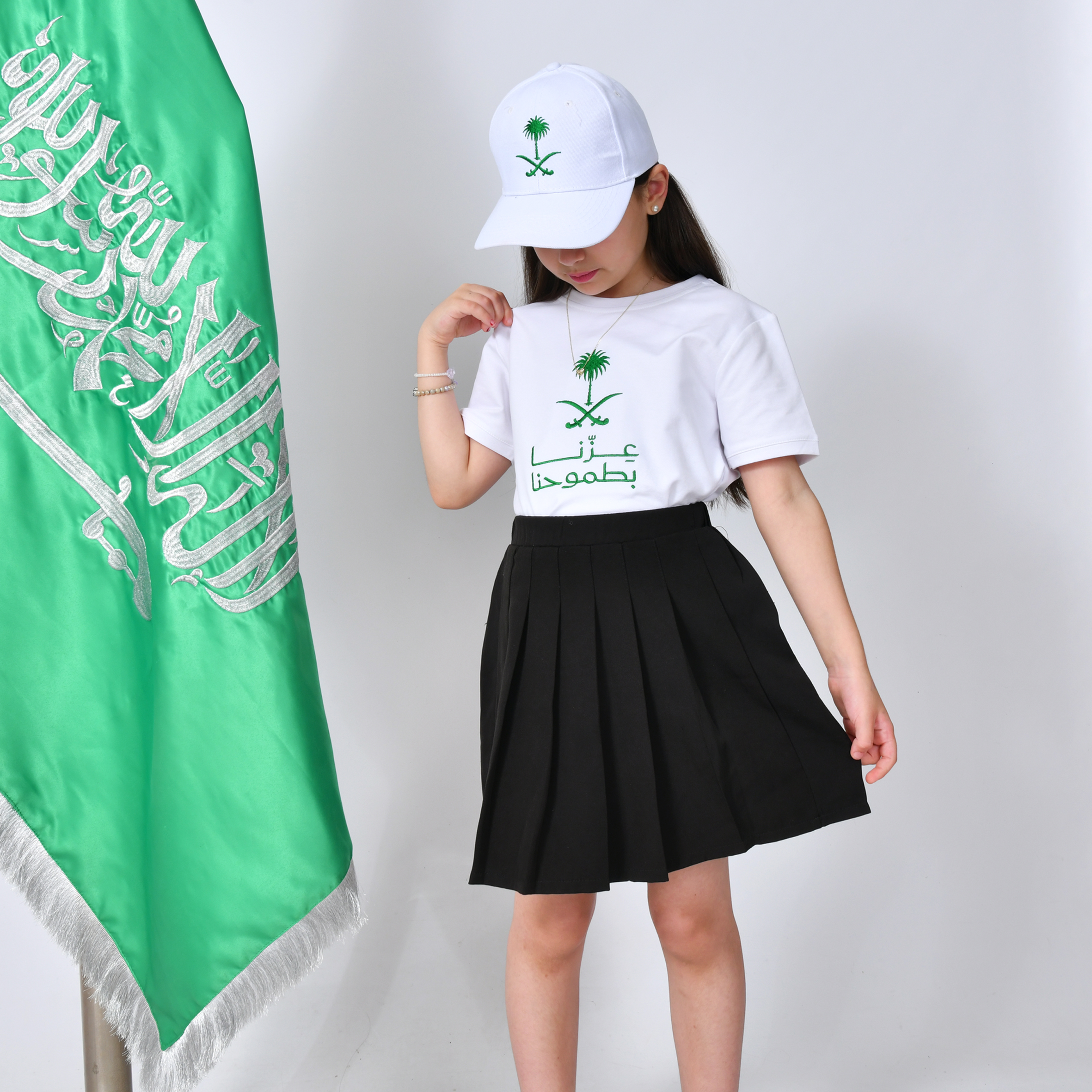  تيشيرت ابيض بتطريز شعار عزنا بطموحنا (للأولاد والبنات) 