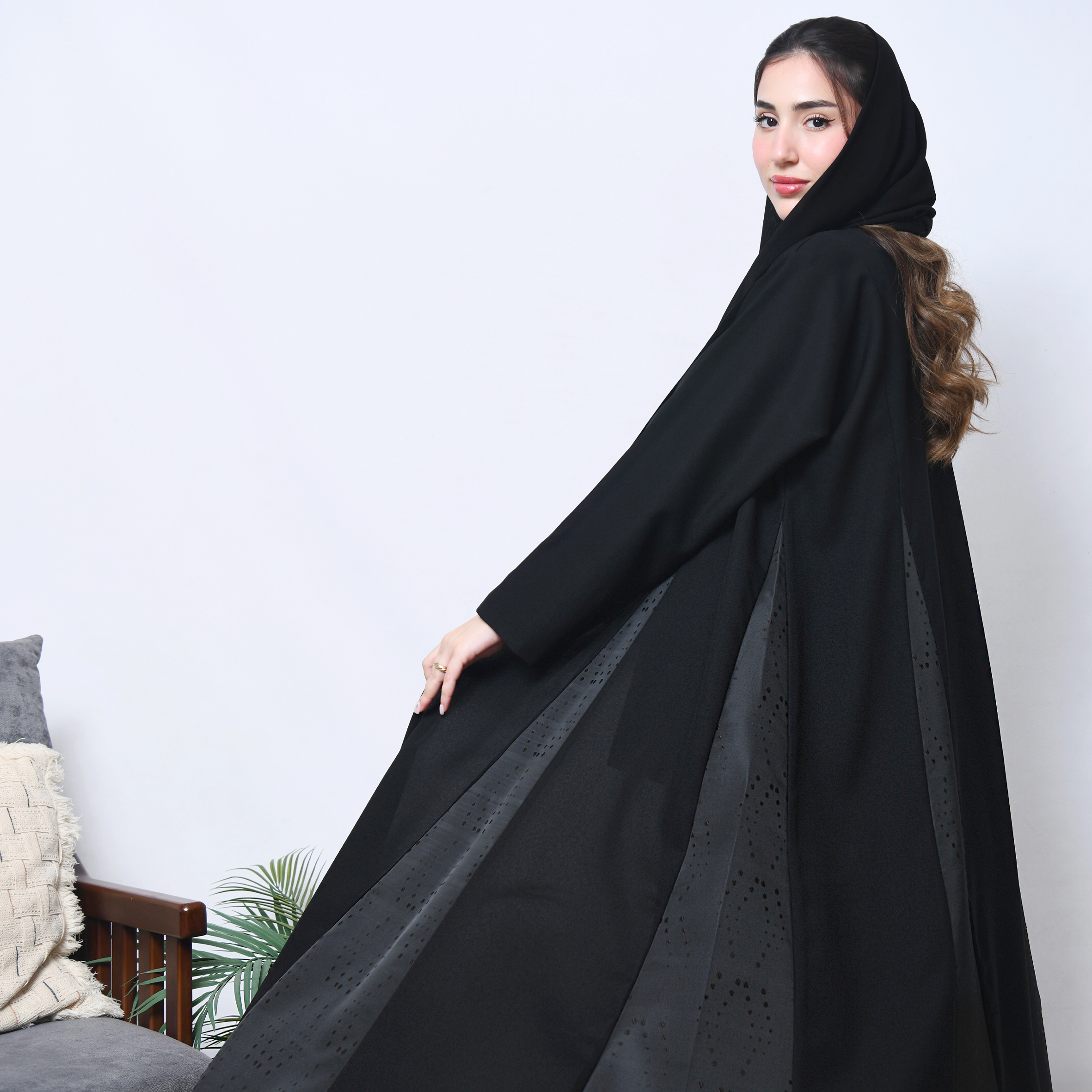  عباية لف كلوش راقي مع تداخل الجاكار  المنقط باللون البني الداكن على الاكمام الدبل واسفل العباية بشكل سهمي  