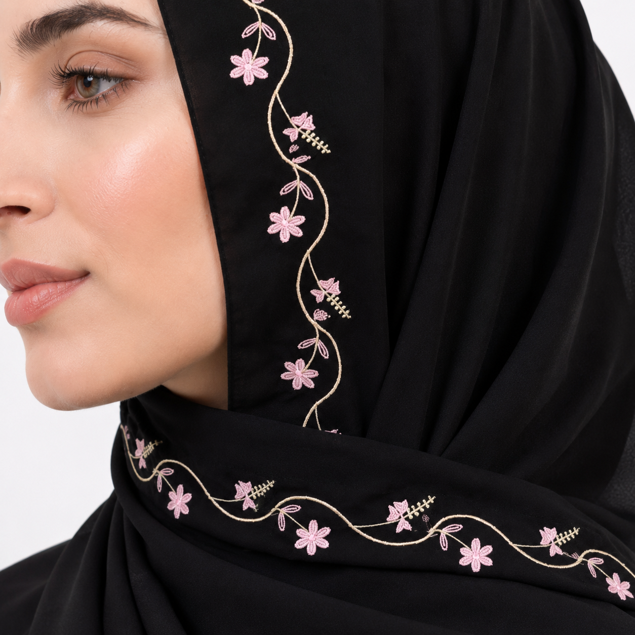  طرحة باللون الاسود مزينة بتطريز وردي وذهبي 
