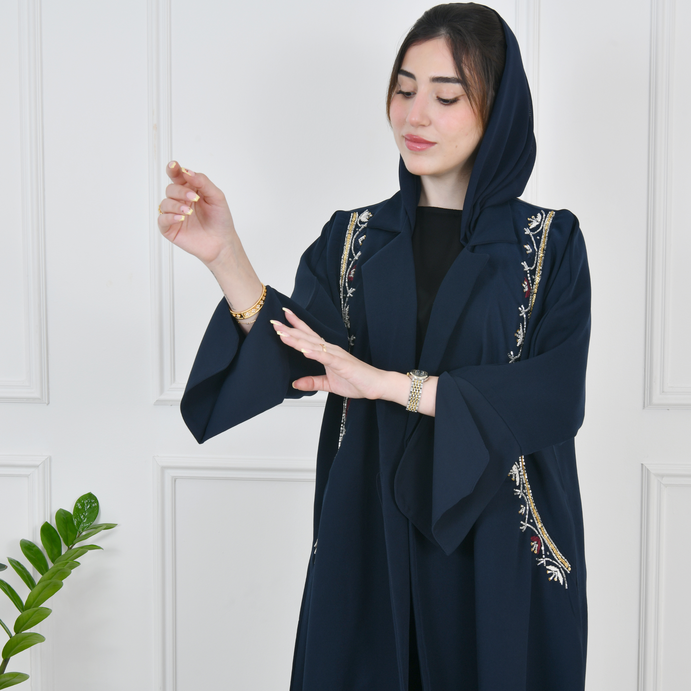 عباية لف كحلية بشك وتطريز زاهي على جانبي العباية بأكمام مفتوحة 