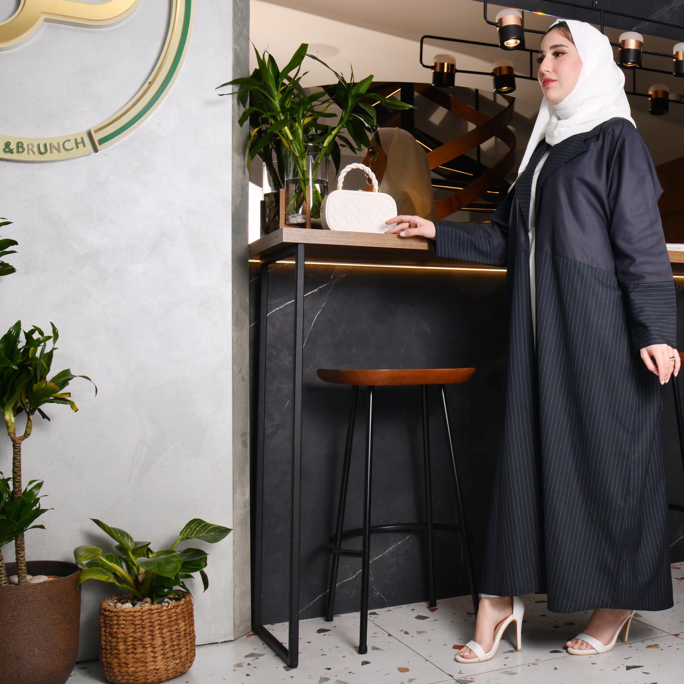  عباية بليزر لف كحلية بنصف مقلم ابيض  