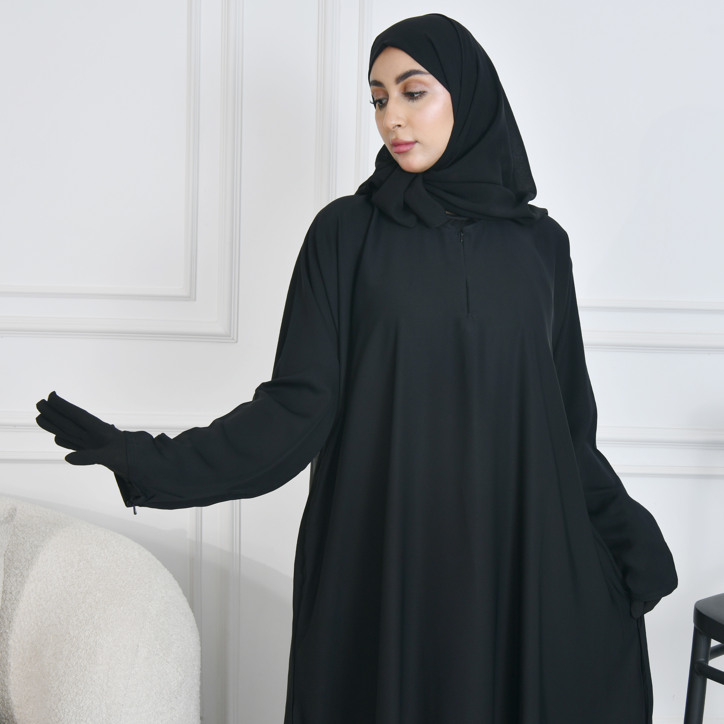  عباية كتف سوداء مغلقة بأكمام ضيقة وجيوب مخفية مزود بسحاب اغلاق 