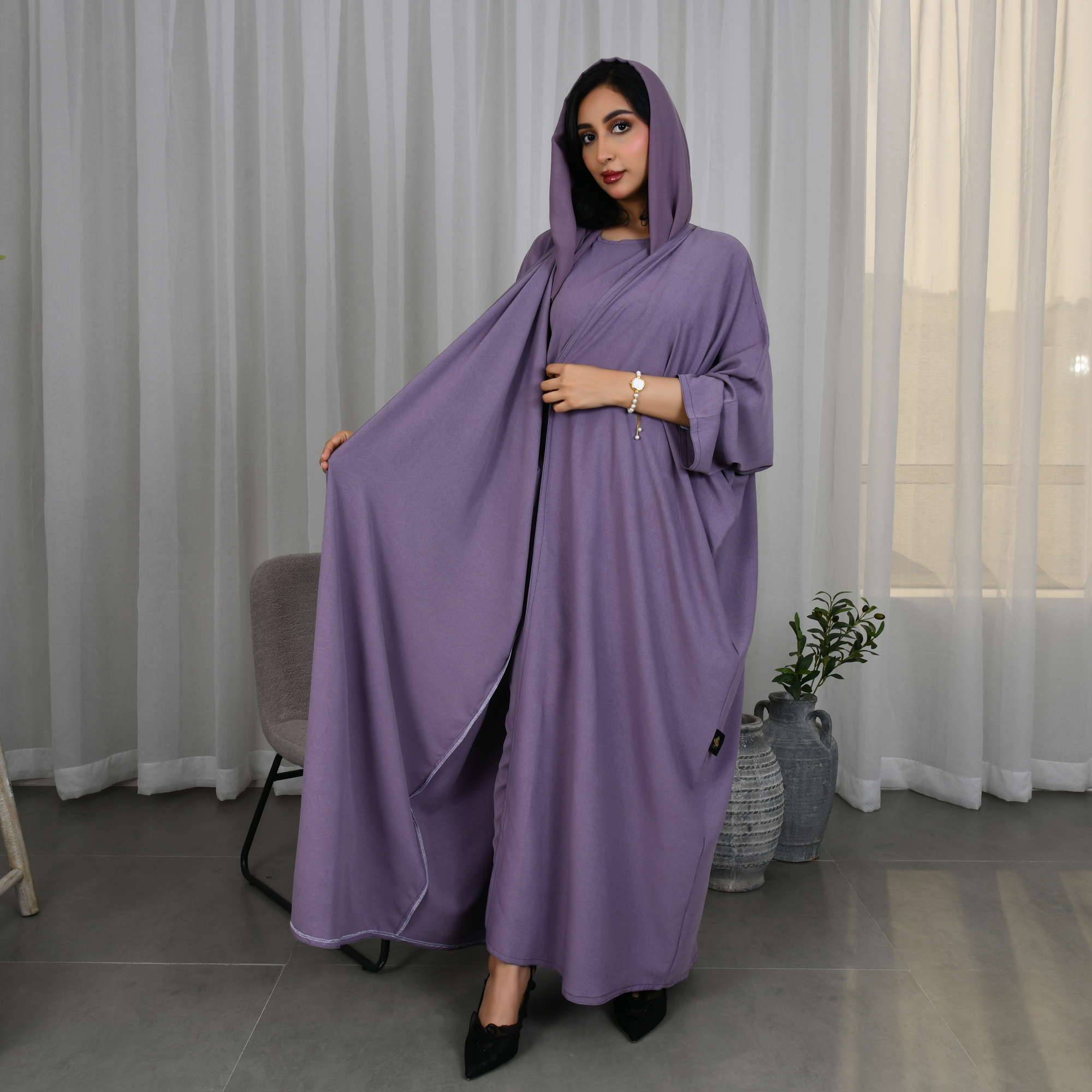  عباية صيفية بقصة نص بشت باللون البنفسجي 