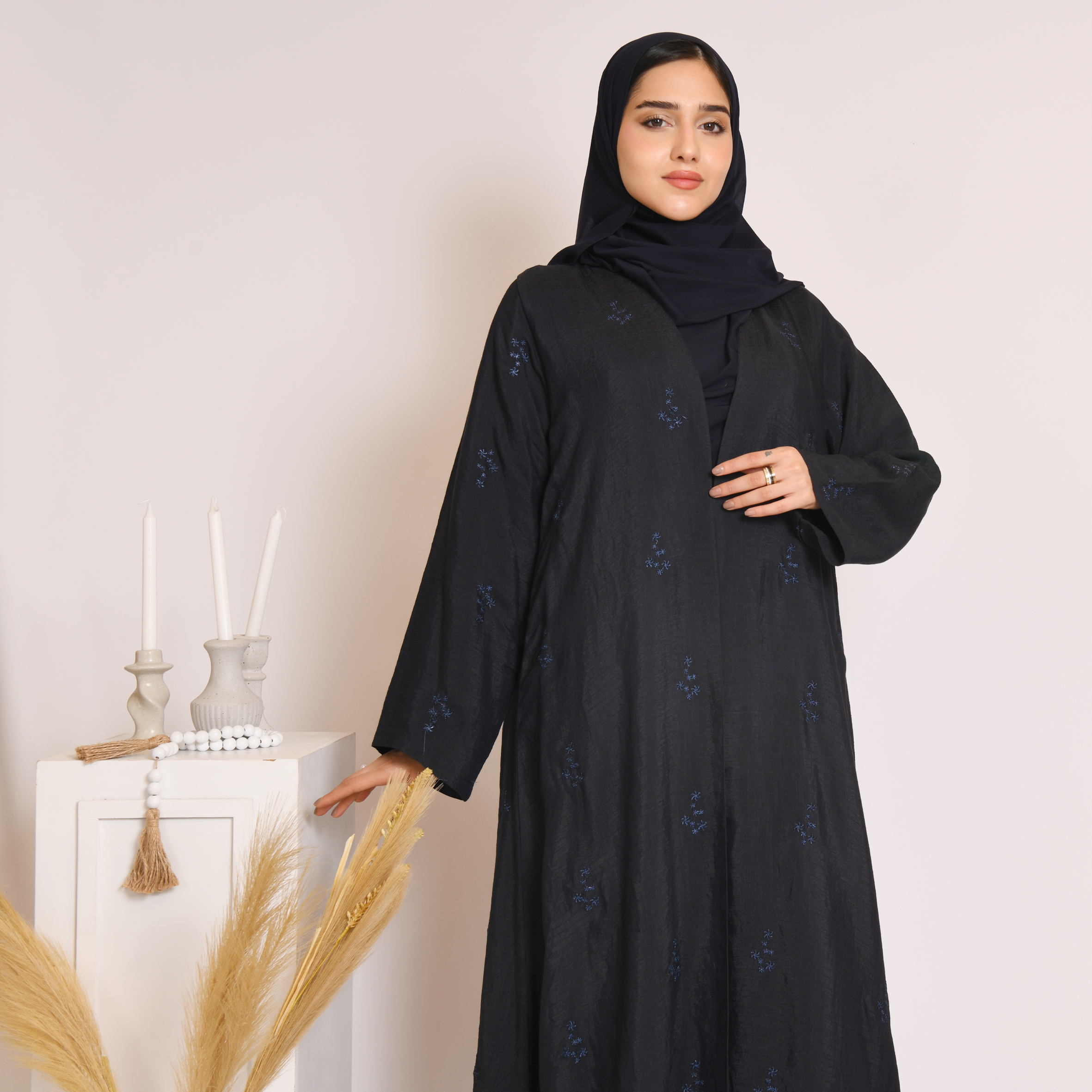  عباية لف باللون الكحلي بتطريز زاهي على كامل العباية 