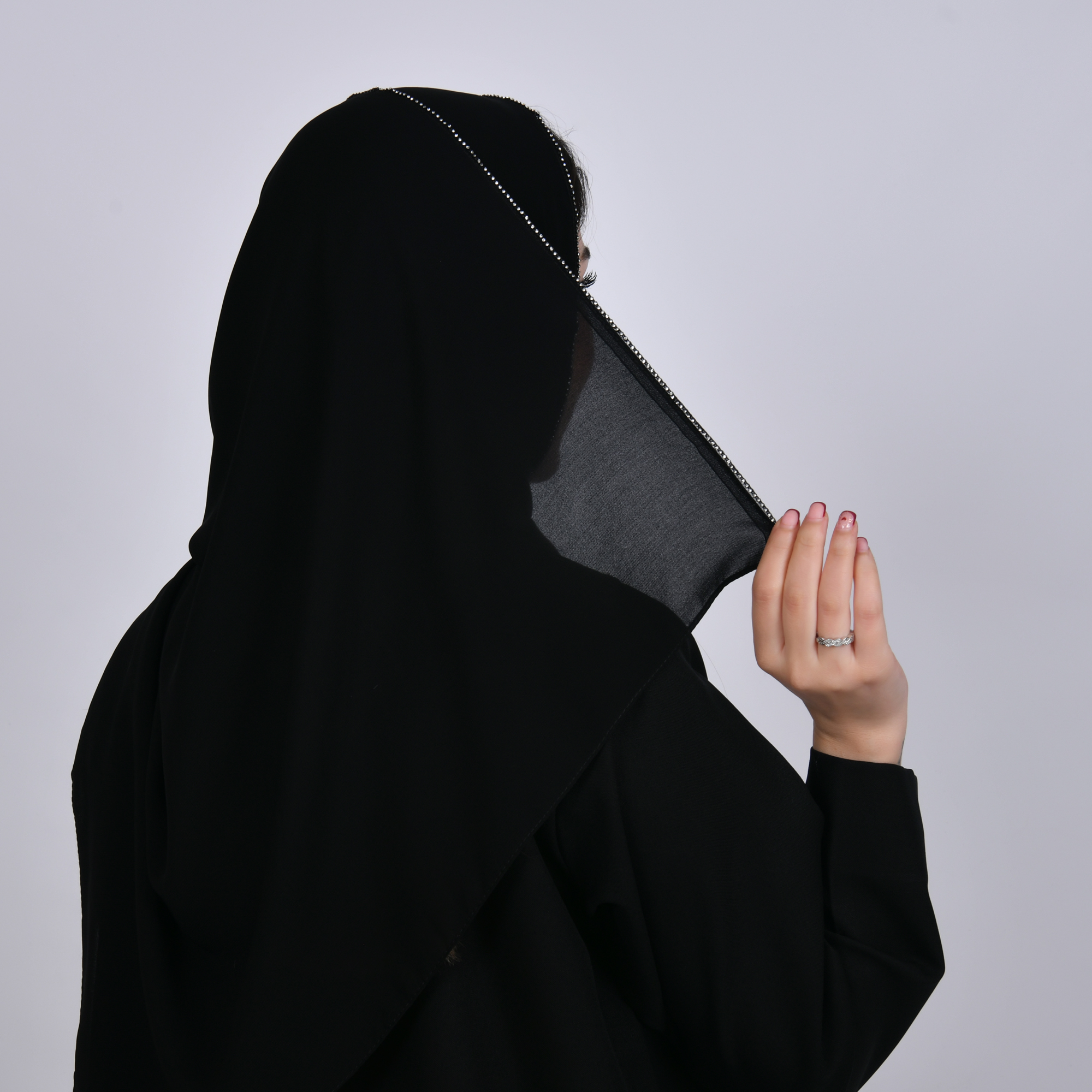  طرحه حرير سوداء مزينه بخط كرستال  ناعم على حواف الطرحه 