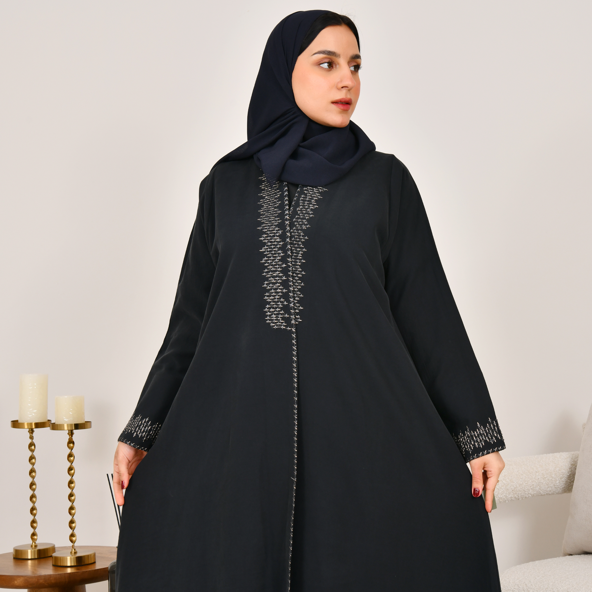  عباية لف  نص كلوش باللون الكحلي مزينة بتطريز  
