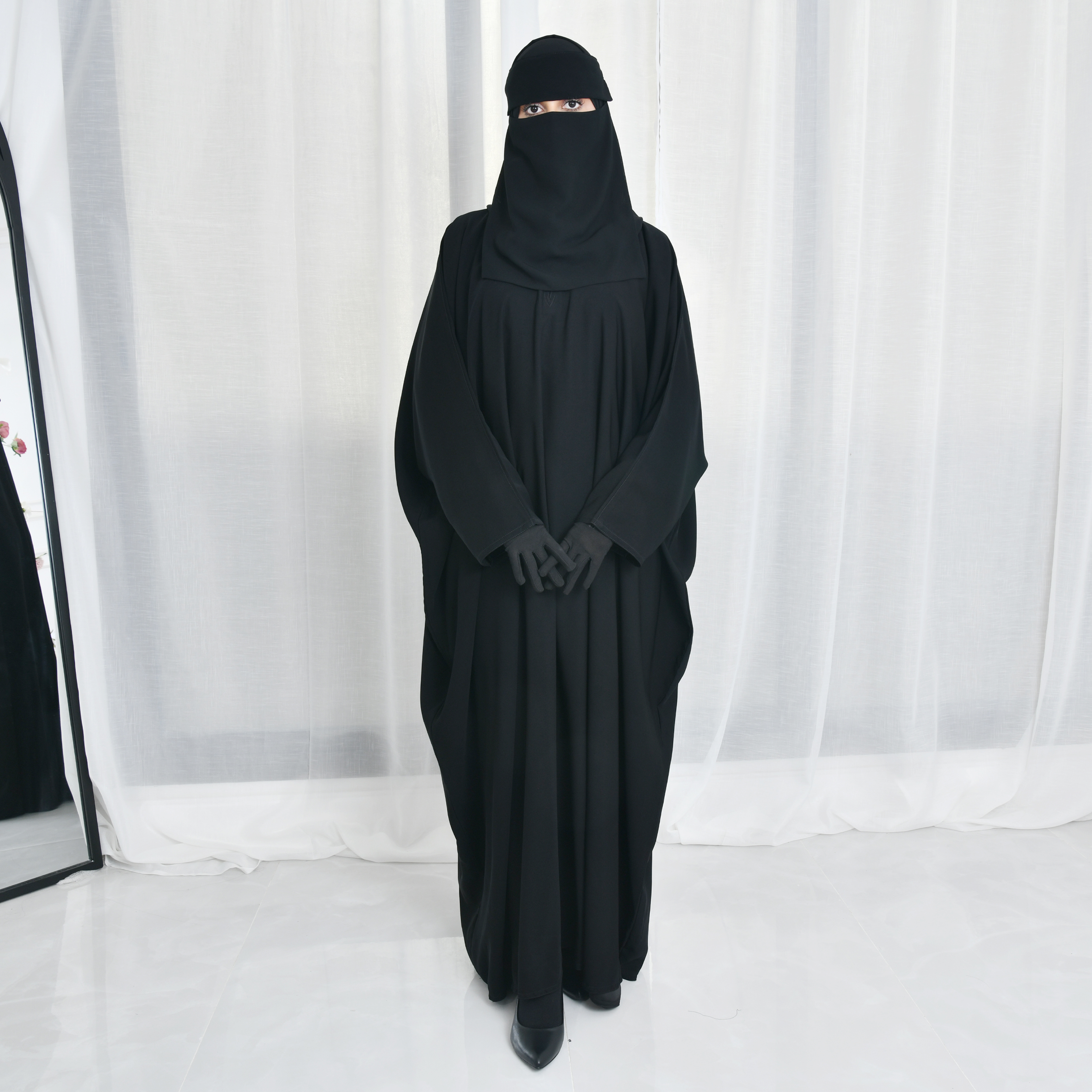  عباية كتف سادة ربع بشت مغلقة بطقطق من الاعلى 