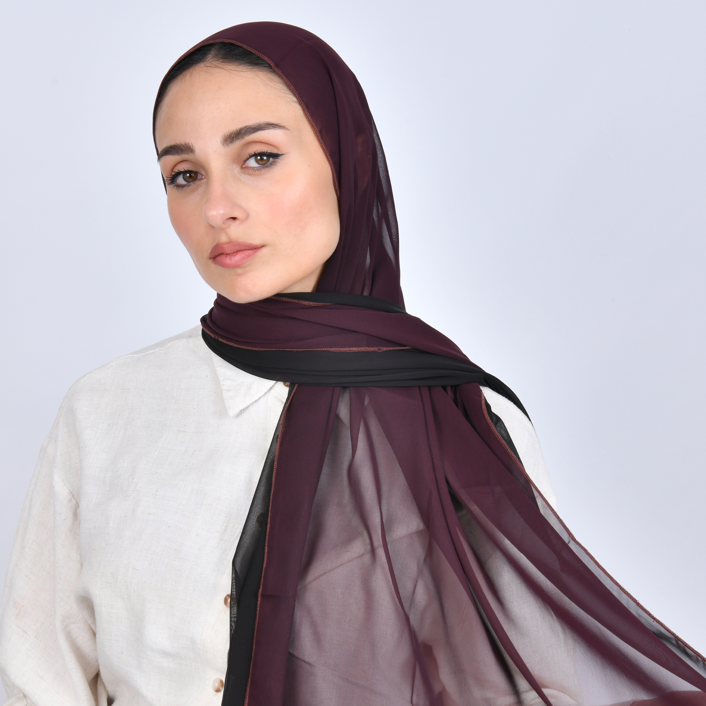  طرحة حرير دبل فيس باللون الاسود والعنابي 
