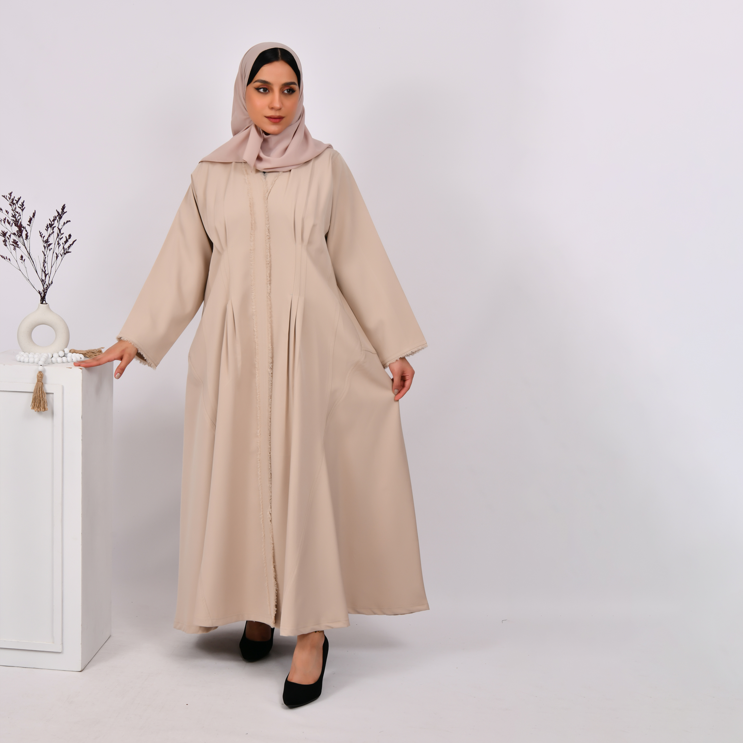  عباية لف باللون البيج بشراشيب  على اطراف العباية والاكمام و كسرات امامية وخلفية ناعمه 