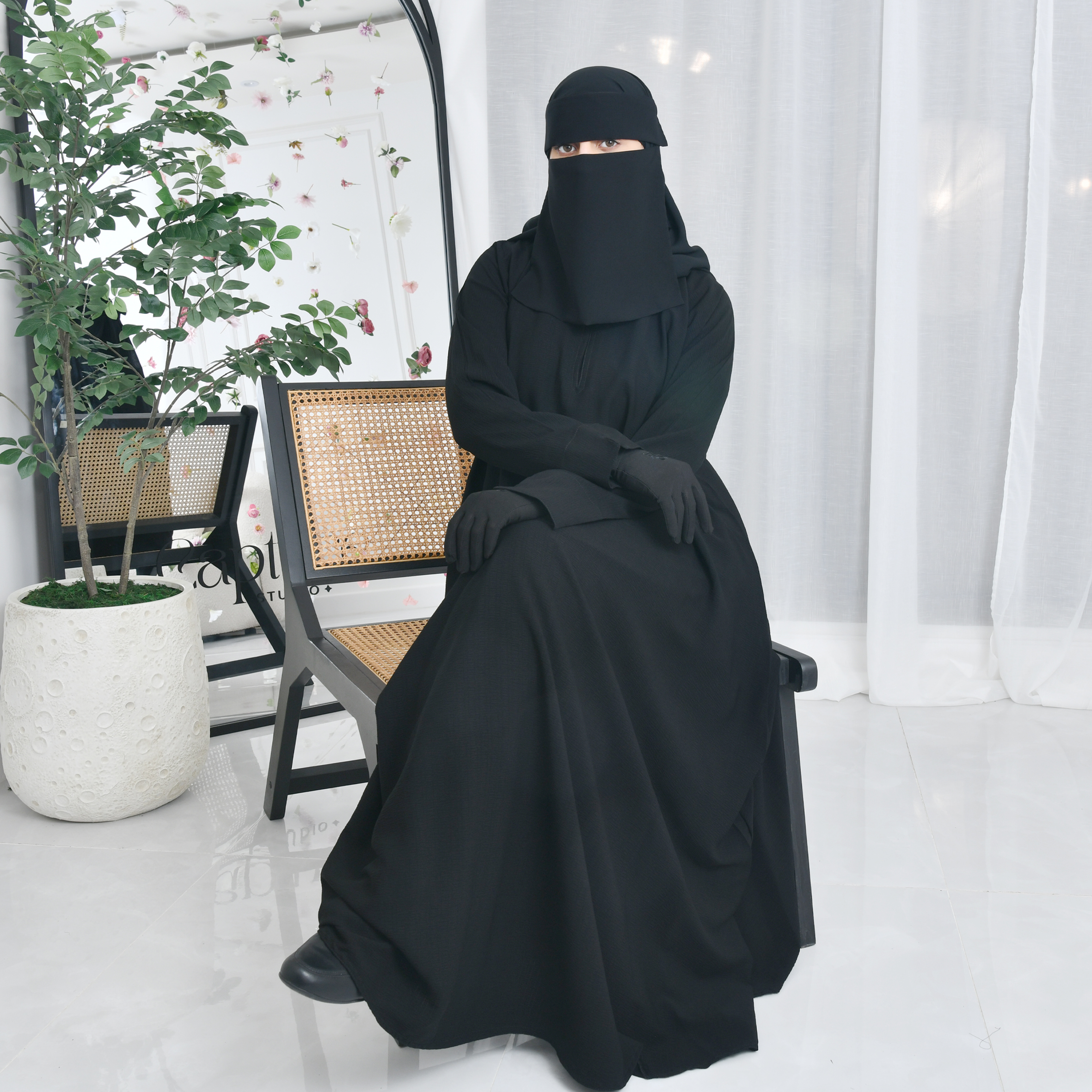  عباية كتف سادة مغلقة بطقطق من الاعلى 