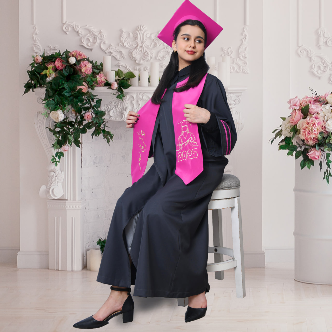  زي التخرج باللون الرمادي مع تداخل اللون الفوشي على الاكمام مع وشاح وكاب سادة  