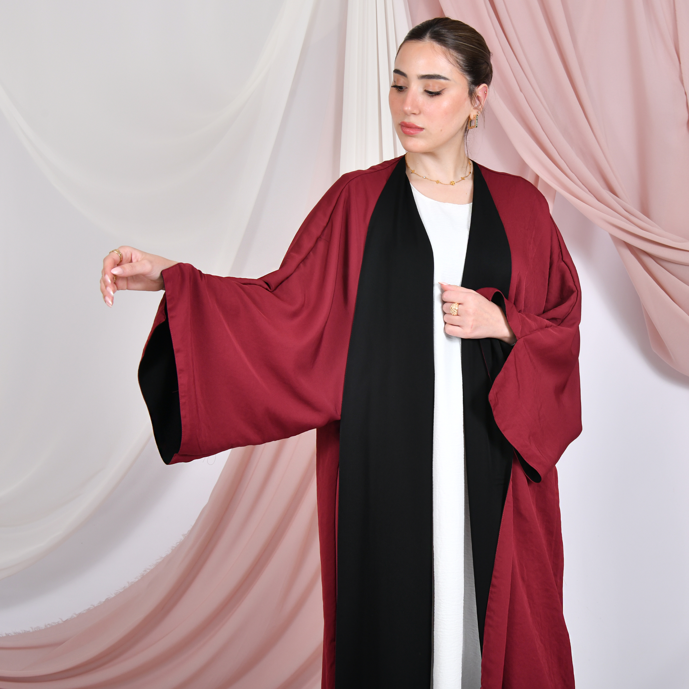  عباية لف دبل فيس باللون الاسود والاحمر الهادى بكم واسع 