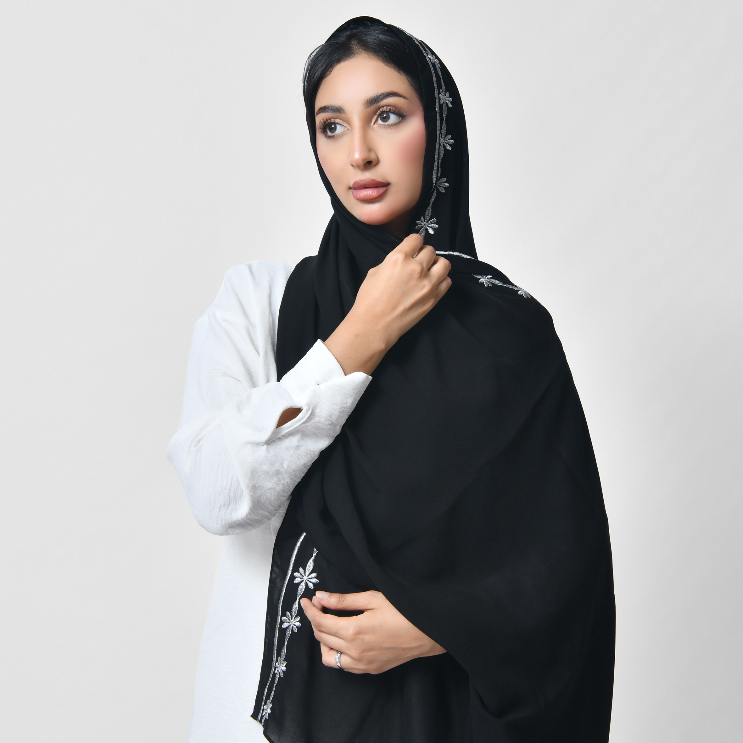  طرحة سوداء بتطريز فضي زاهي 