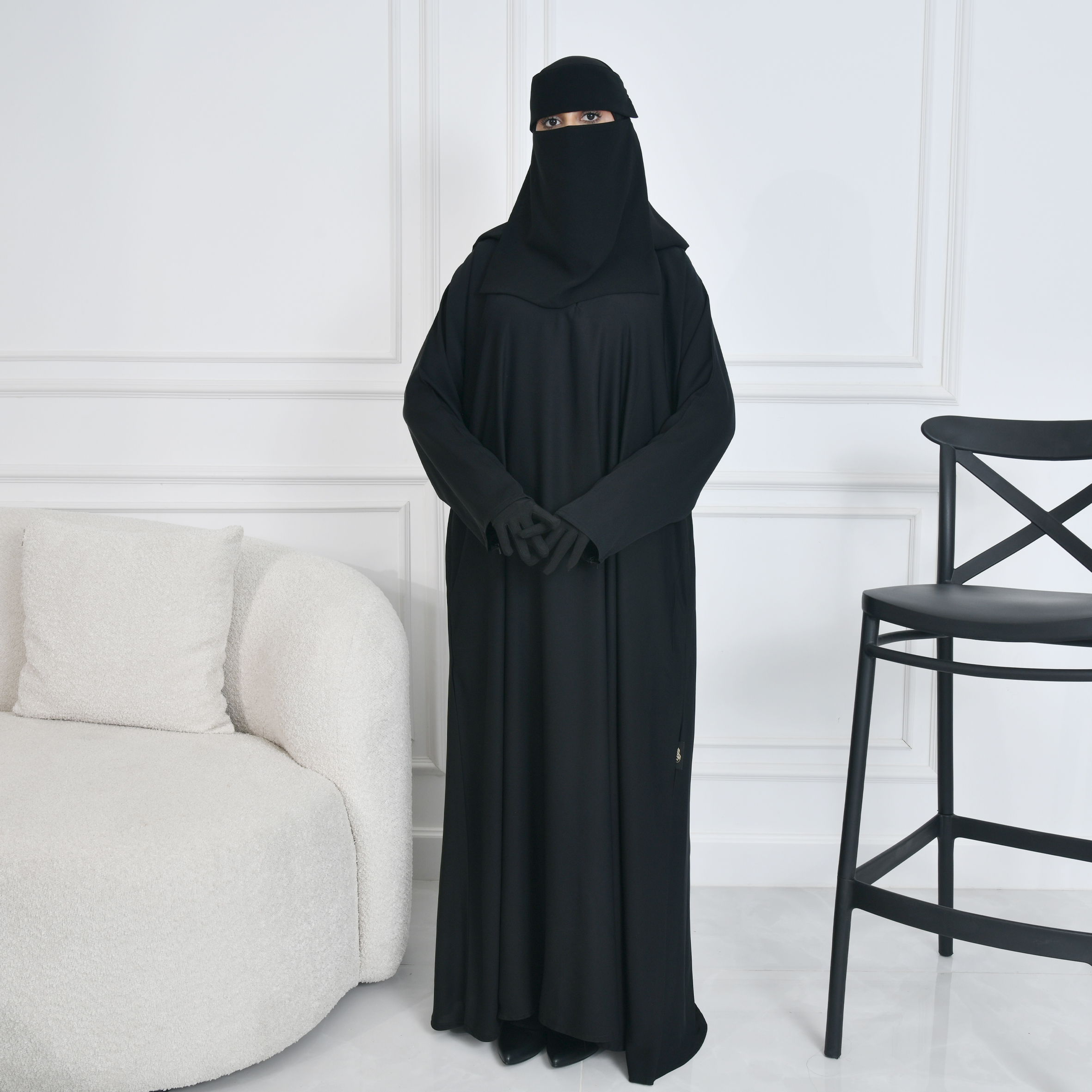  عباية كتف سوداء مغلقة بأكمام ضيقة وجيوب مخفية مزود بسحاب اغلاق 