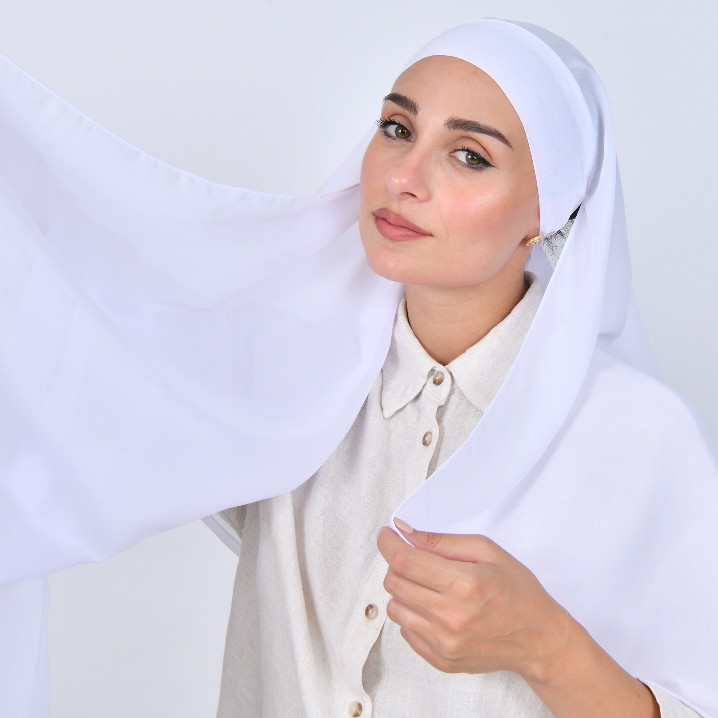  طرحة شيفون بربطة اغلاق - ابيض ناصع 