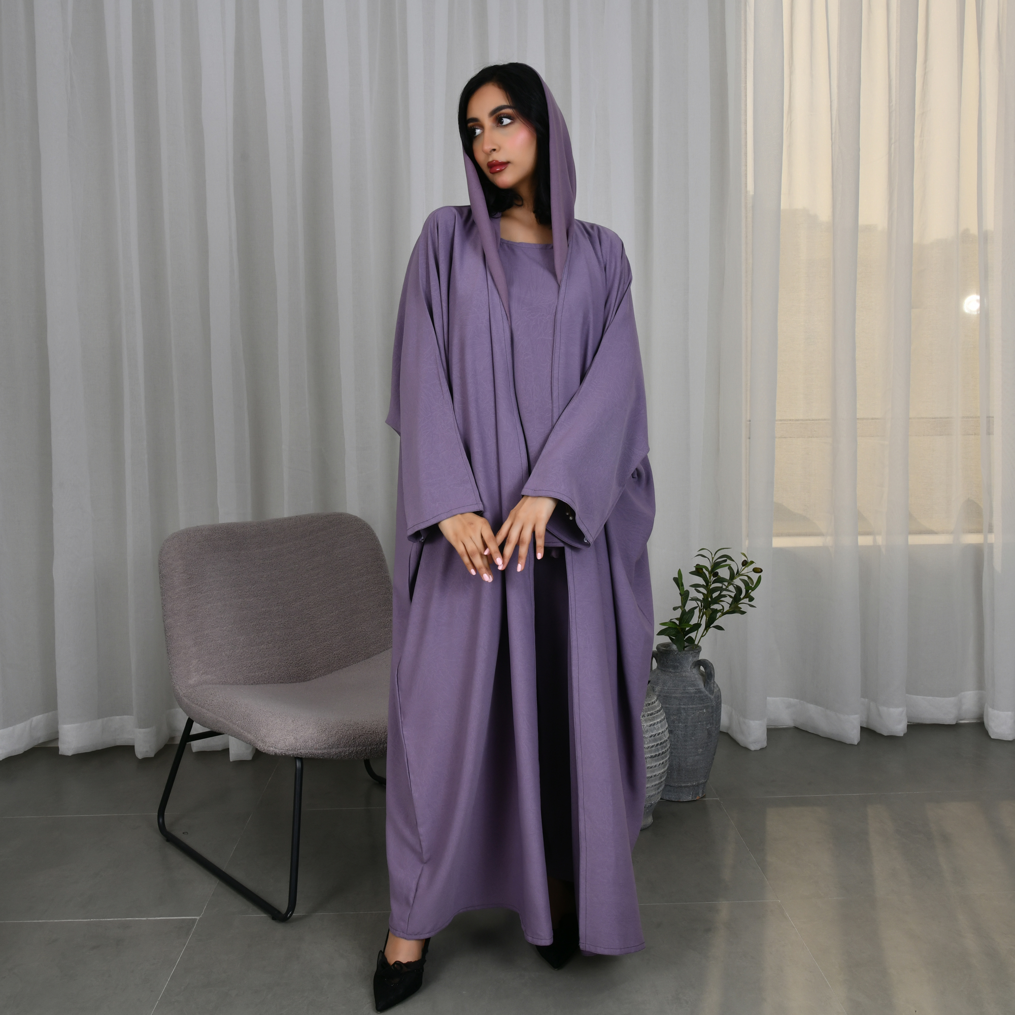  عباية صيفية بقصة نص بشت باللون البنفسجي 