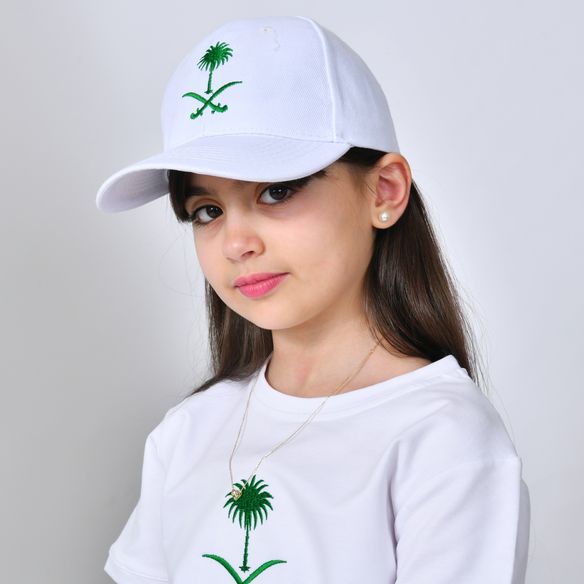  كاب ابيض بتطريز شعار السيفين والنخلة ( للكبار والصغار) 