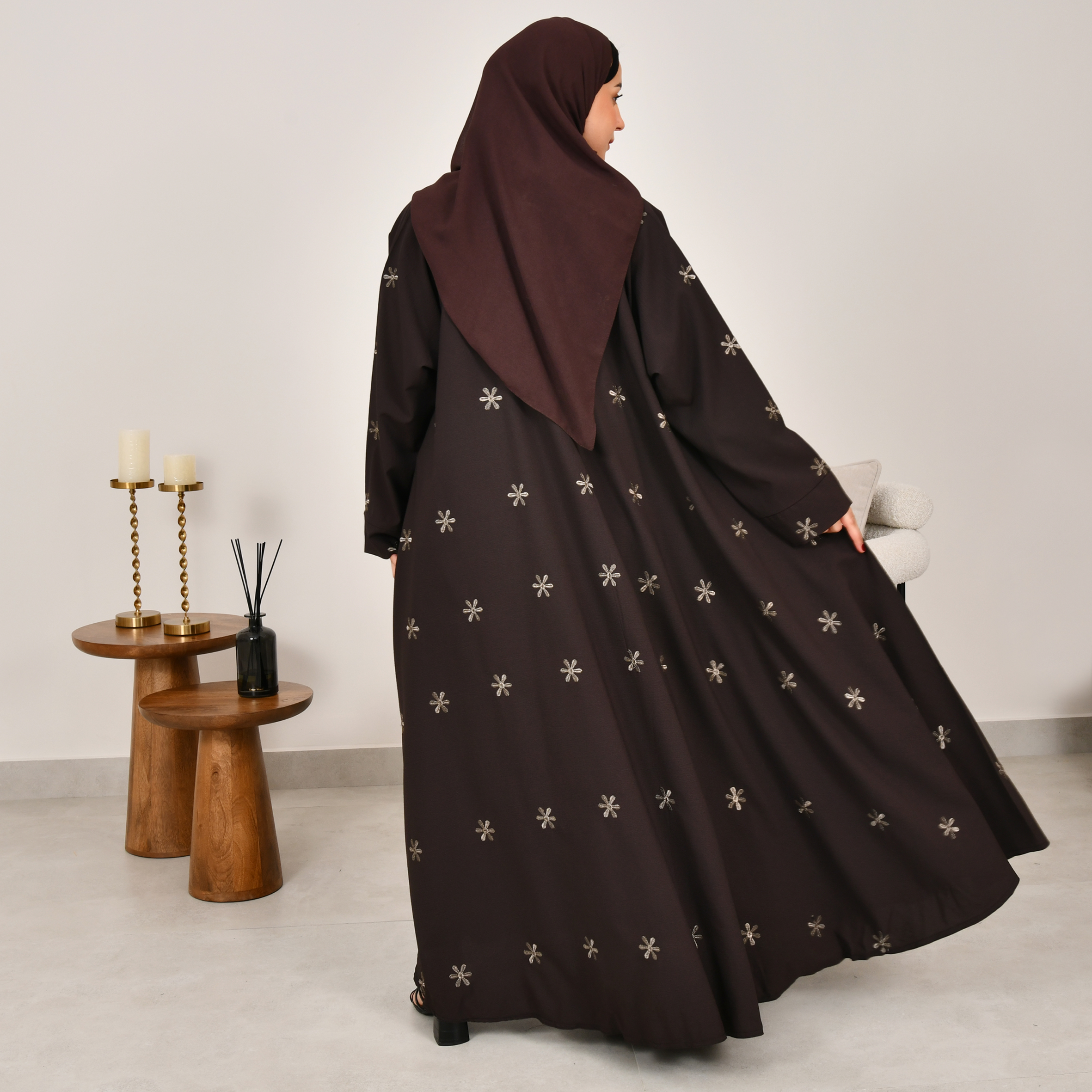  عباية لف كلوش باللون البني بتطريز انيق  