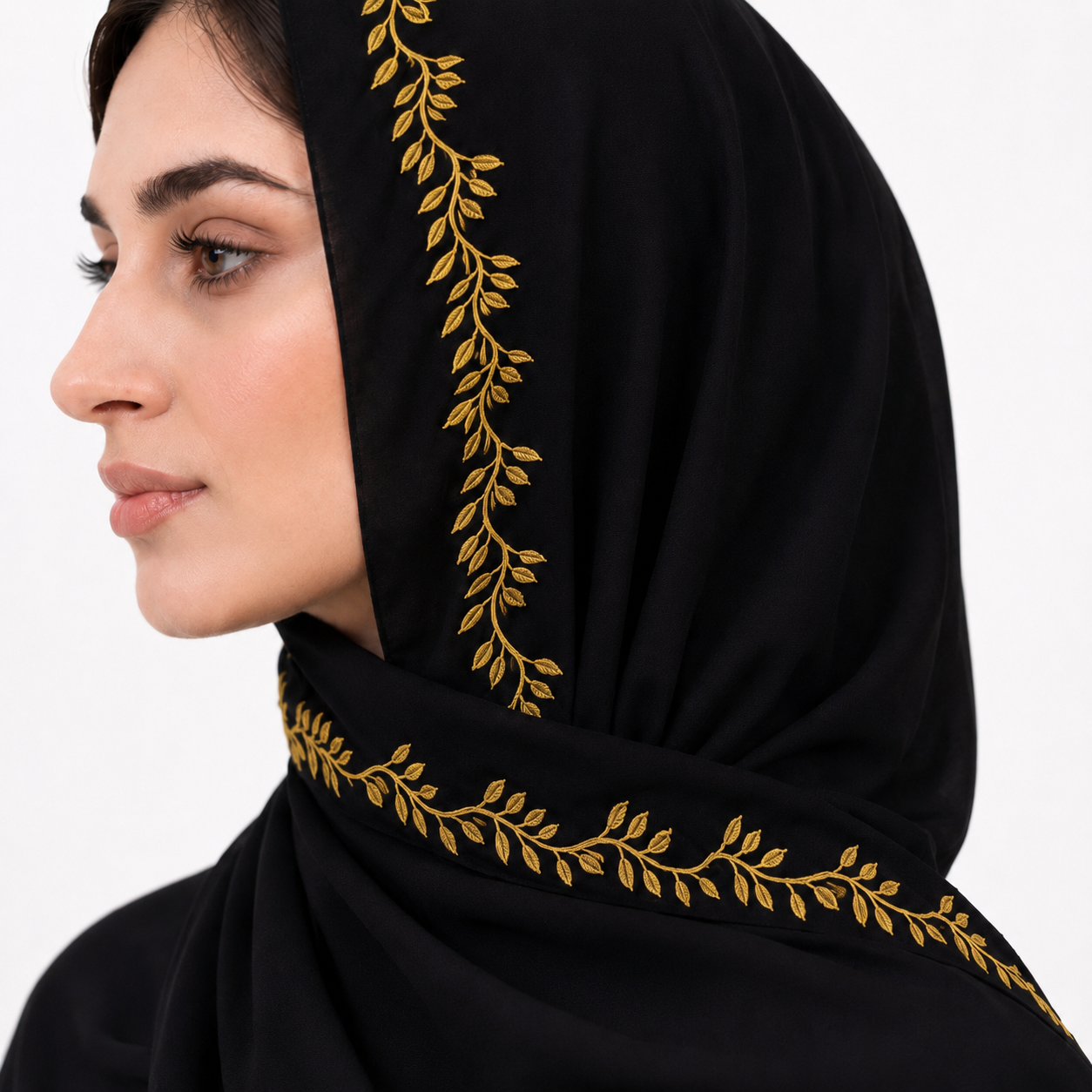  طرحة باللون الاسود مزينة بتطريز ذهبي 