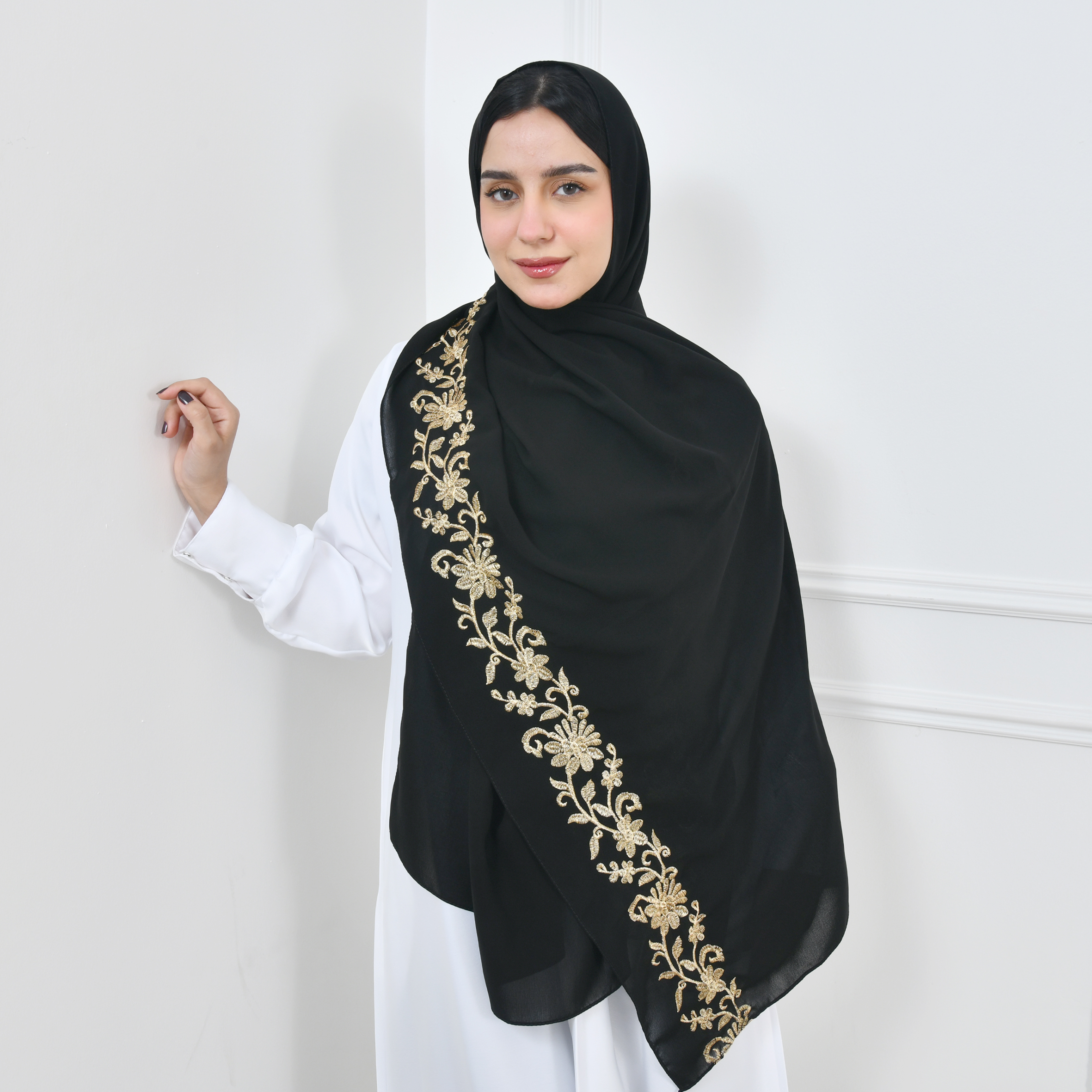  طرحه لينن اسود مع  تطريز زهري بالخيوط الذهبية 