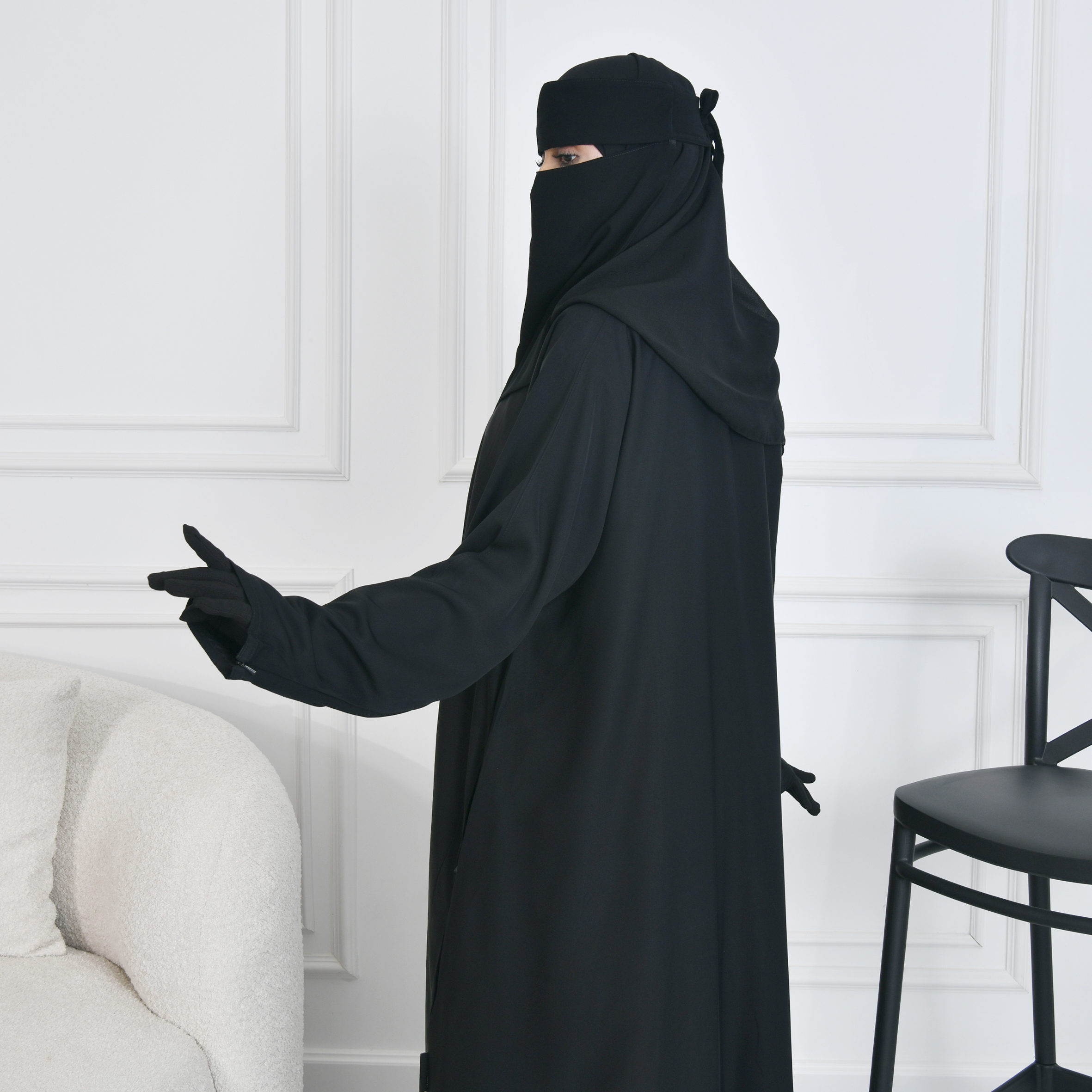  عباية كتف سوداء مغلقة بأكمام ضيقة وجيوب مخفية مزود بسحاب اغلاق 