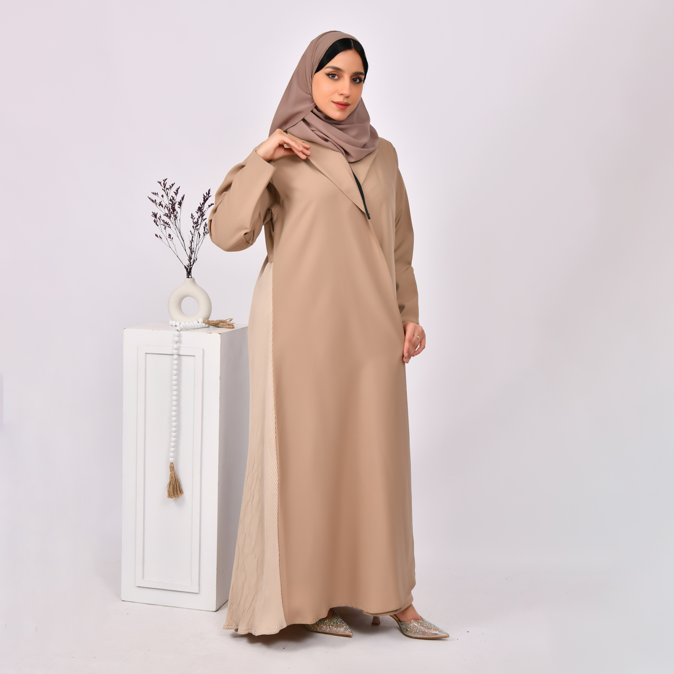  عبايةعباية بليزر باللون البيج الغامق  مع تداخل اللون البيج الفاتح   مع كسرات اسفل العباية  
