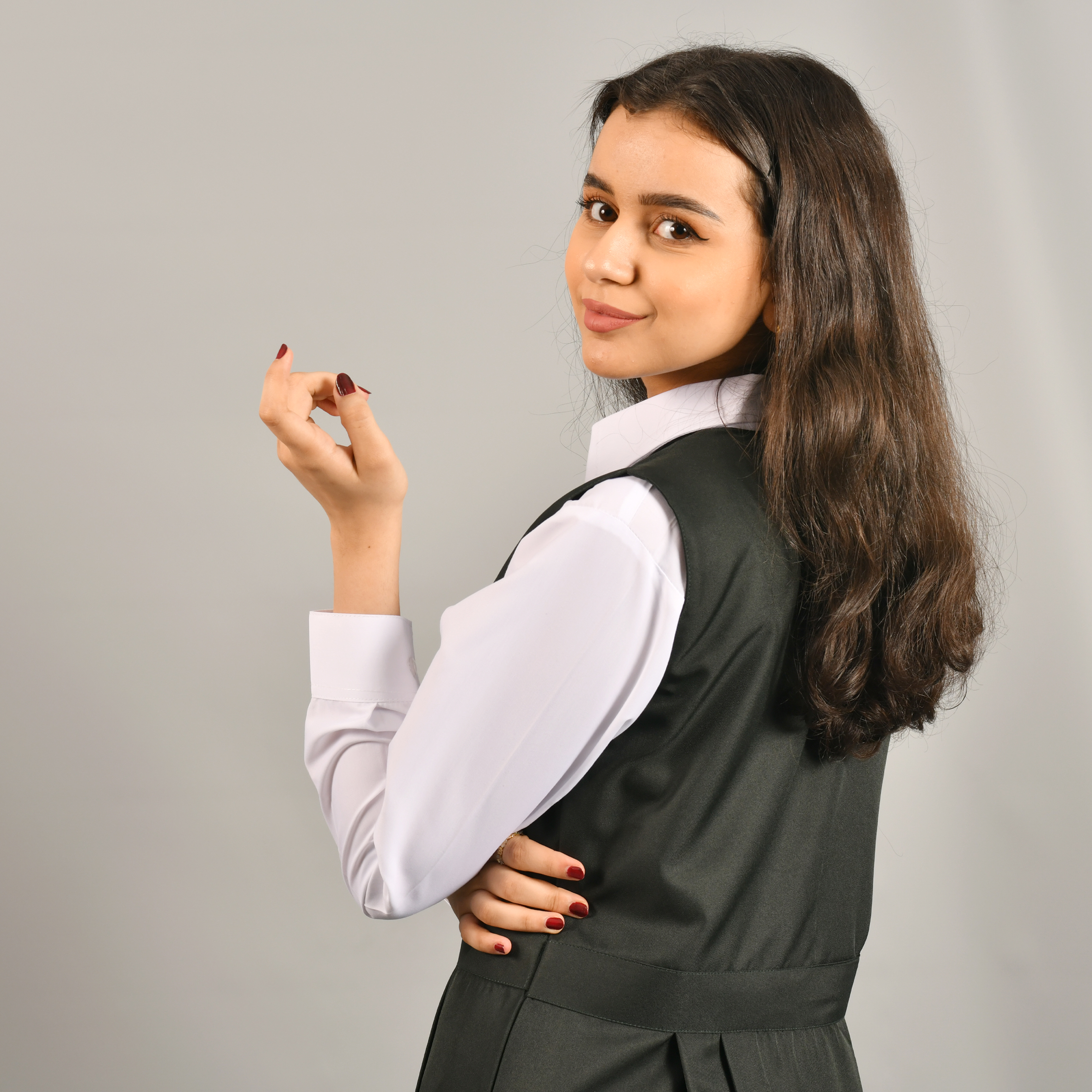 مريول زيتي بقصة رسمية مزين بزر اغلاق وكسرات سفلية مع جيوب مخفية  