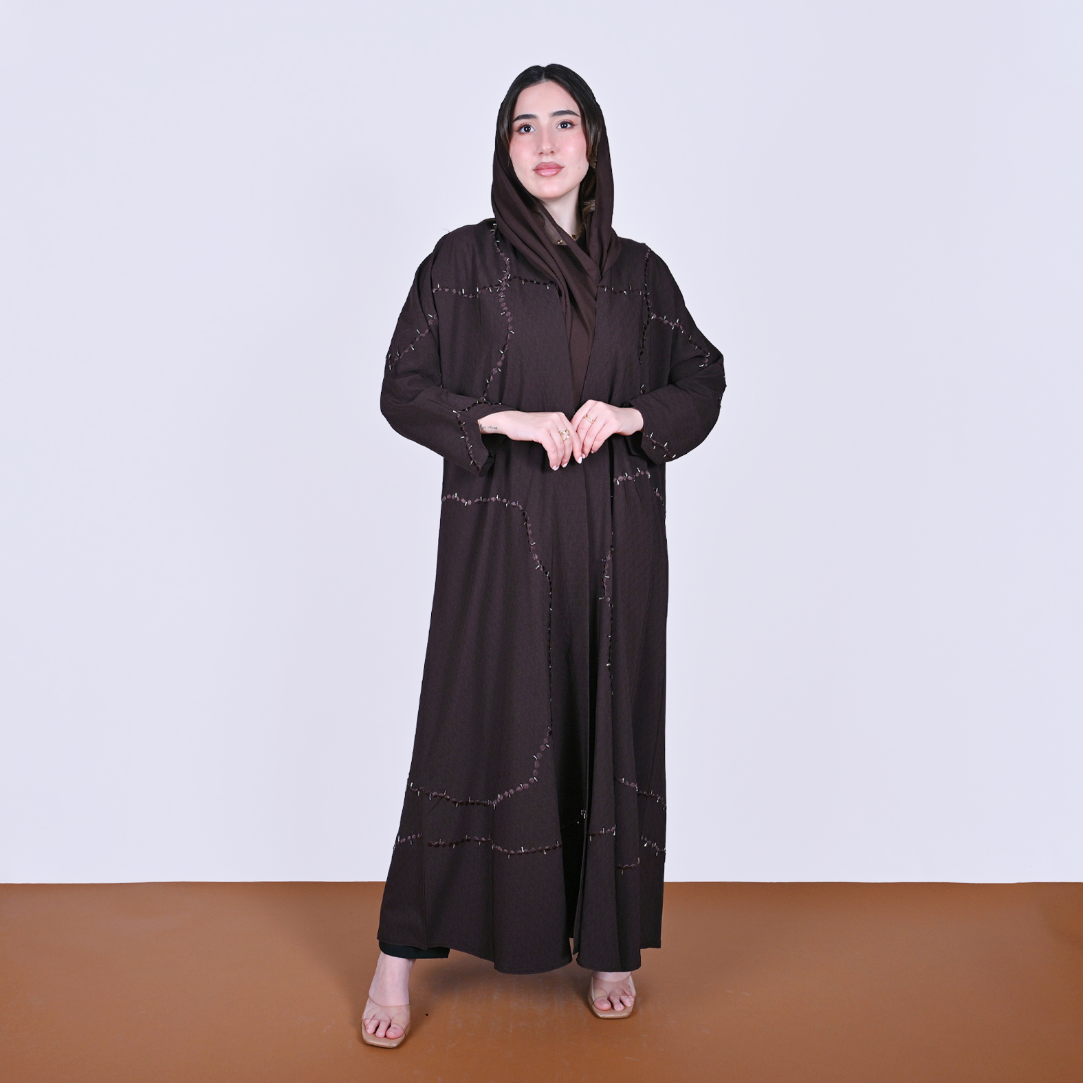  عباية لف بلون بني بتطريز وشك عشوائي على كامل العباية 