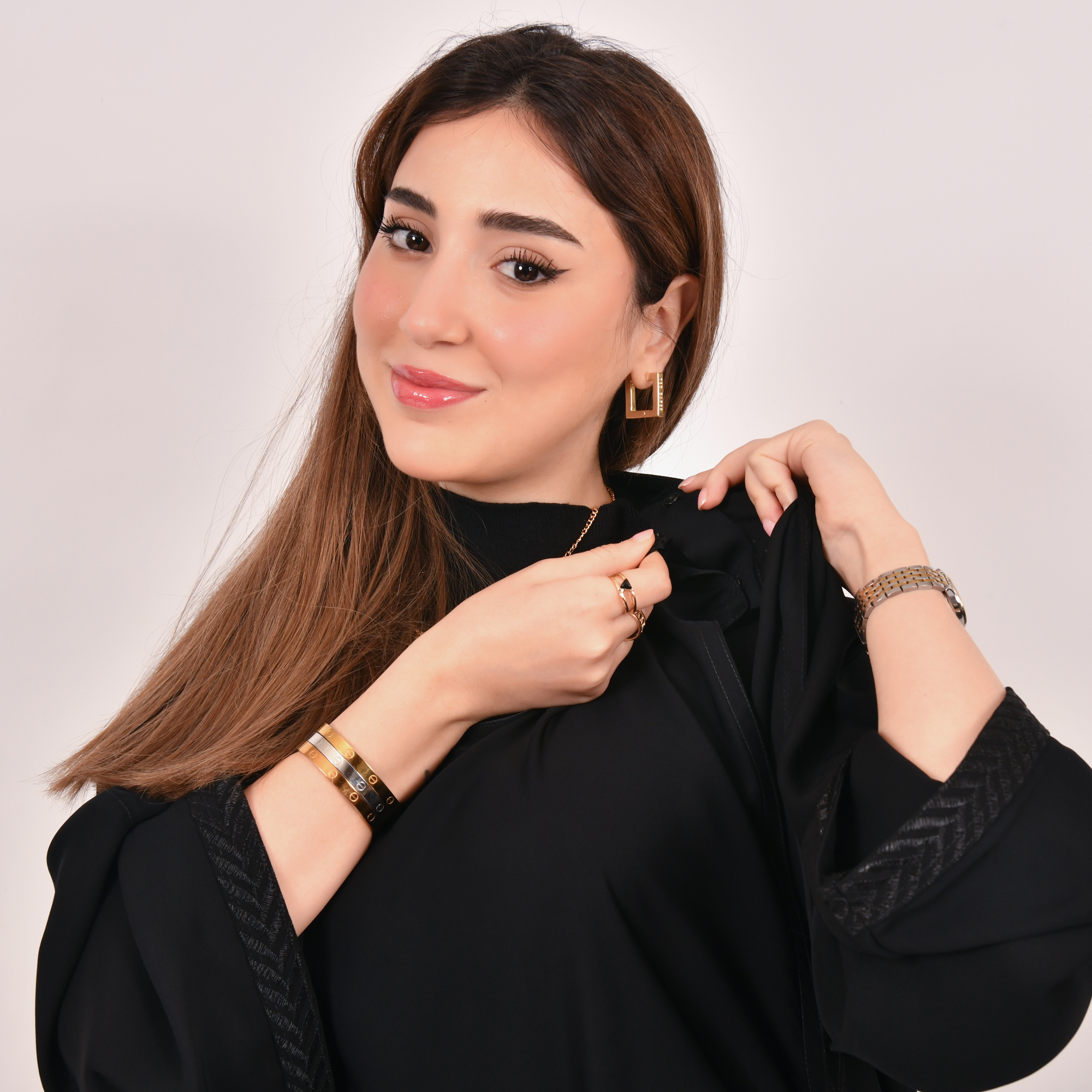  عباية لف سوداء بفستان متصل مزينة بكلفة سنابل على حواف العباية والاكمام  