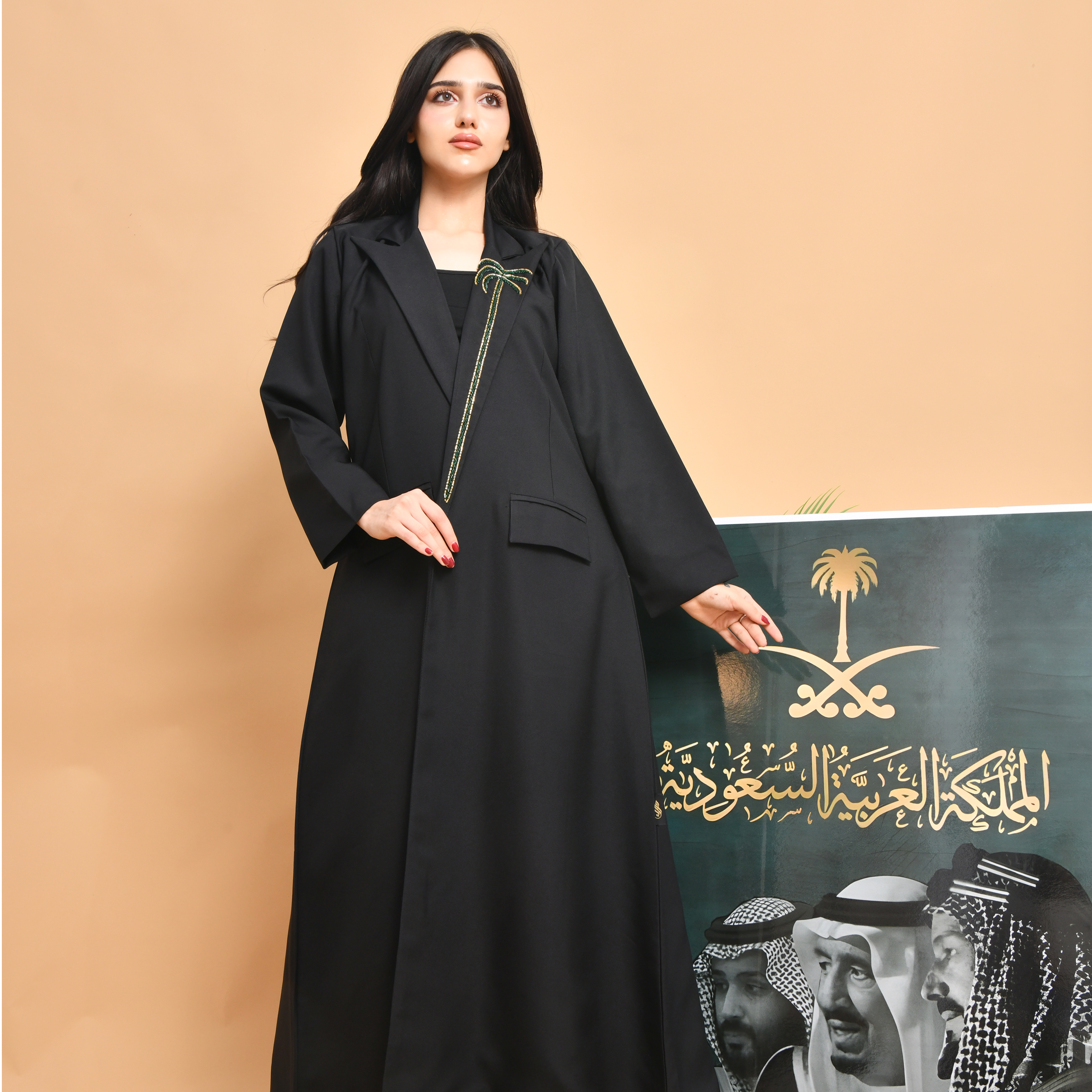  بليزر راقي باللون الأسود مع كتافيات و بطانة داخلية مزينة بشك يدوي على الياقة وجيوب بارزة  