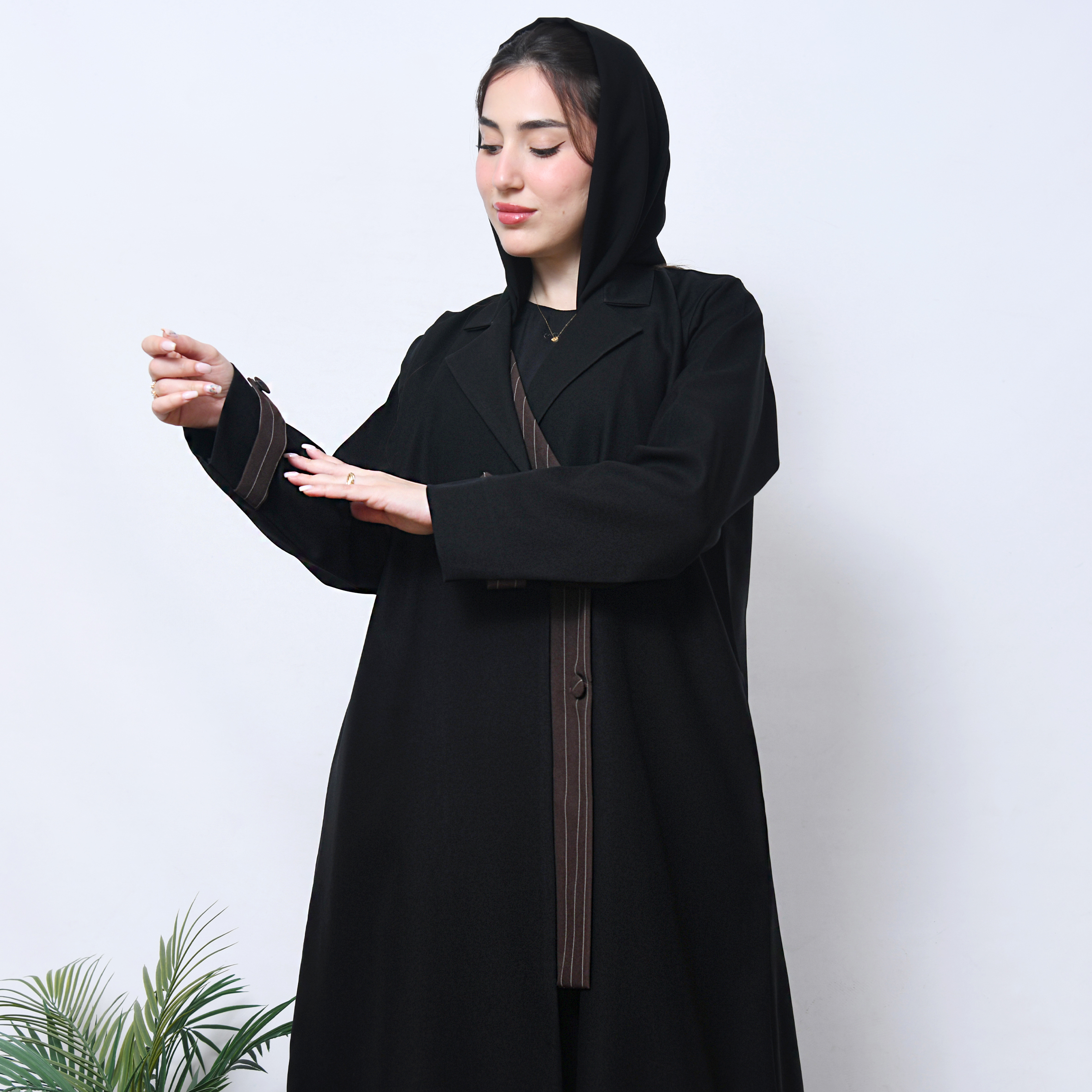  عباية بتصميم بليزر مميز بتداخل الكريب المقلم باللون البني  