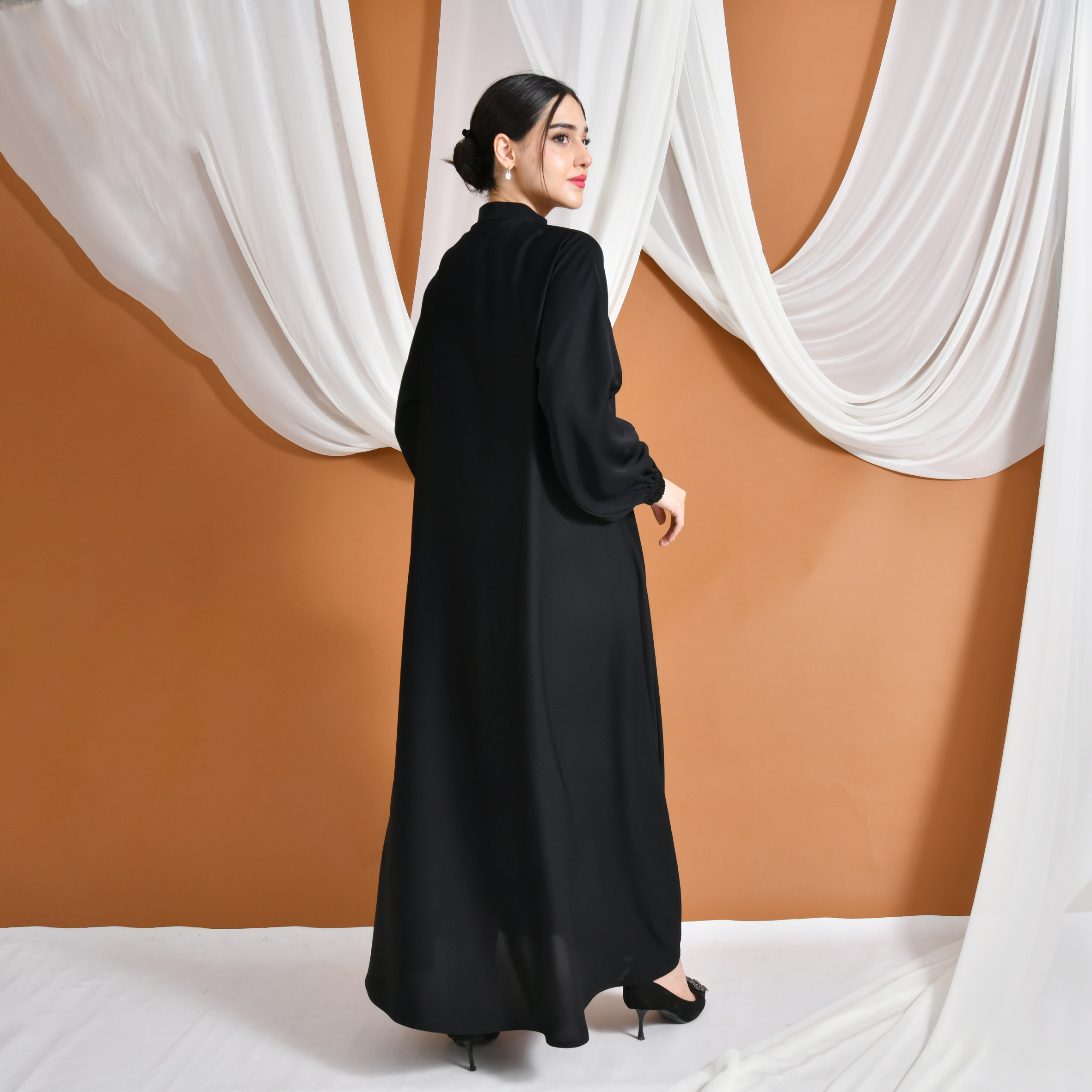  عباية سَنا : تصميم عملي ربع كلوش بسحاب مخفي وأكمام مزمومة 