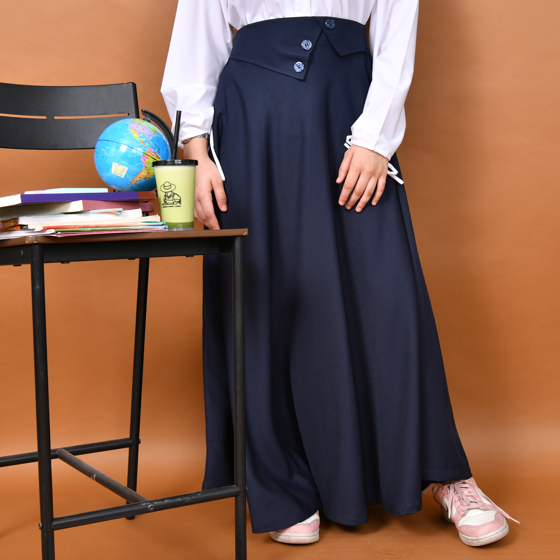  تنورة ربع كلوش بخصر عالي جانبي مائل مزين بأزرار (كحلي) 