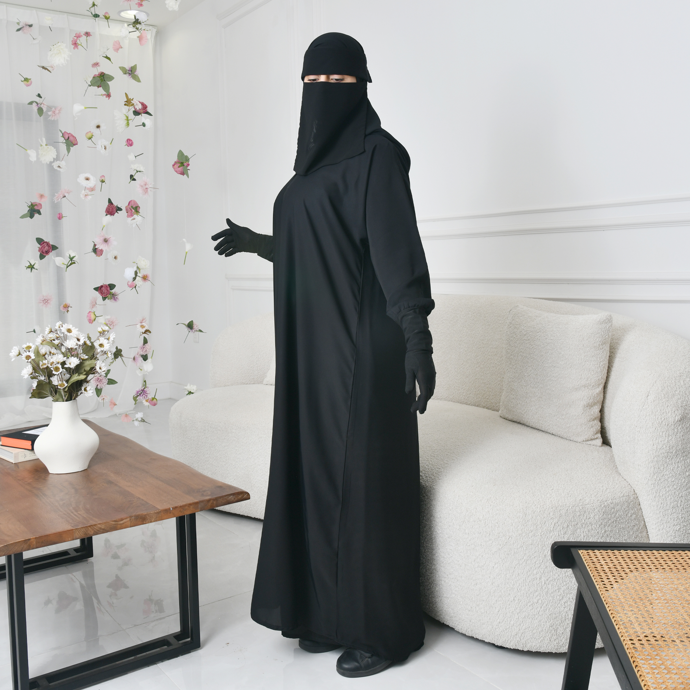  عباية كتف سوداء سادة مغلقة بطقطق من الاعلى واكمام زم ستريش 