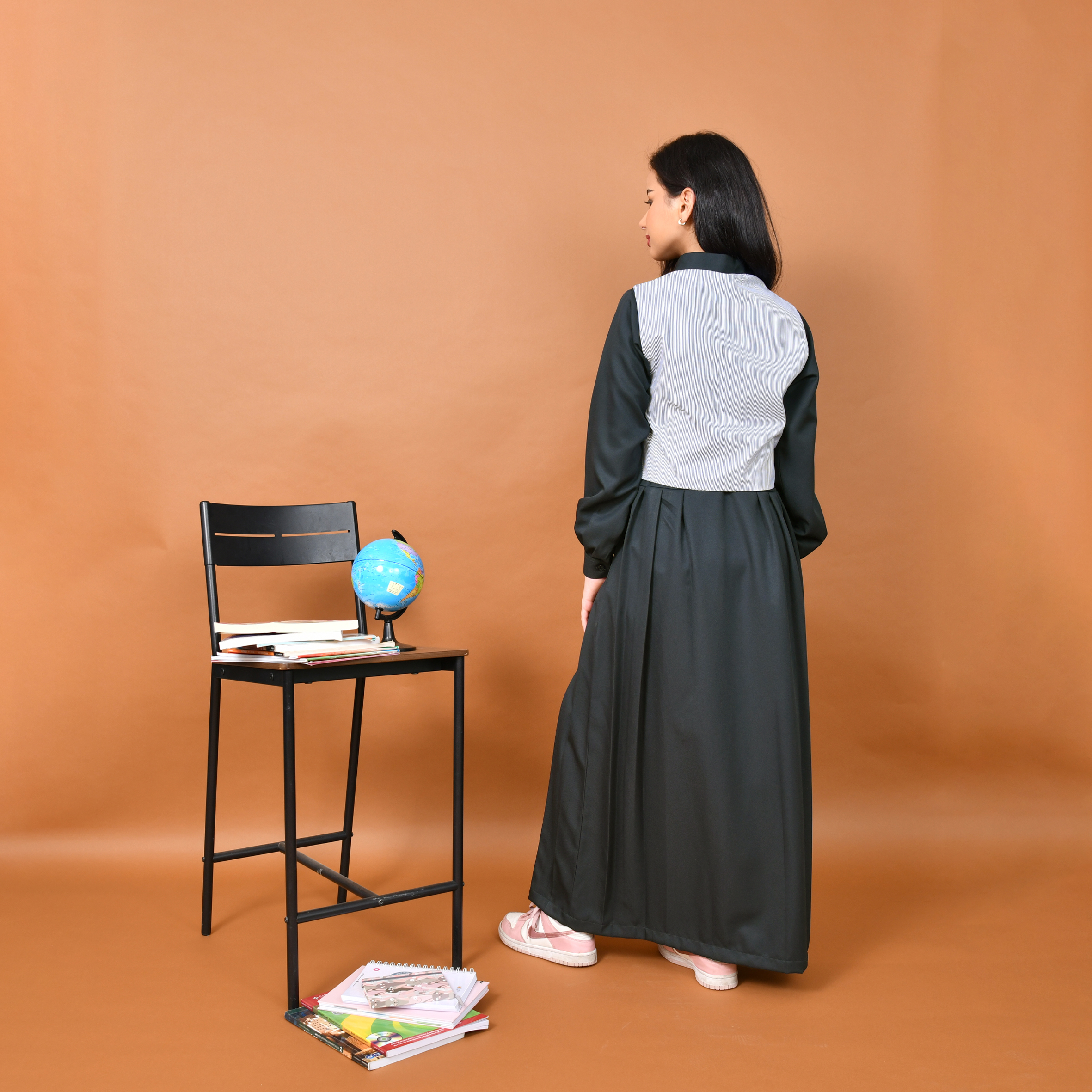  مريول أنيق بأكمام طويلة وياقة رسمية مرفق مع فيست مخطط بربطة لإطلالة عصرية ومميّزة- متوسط(زيتي) 