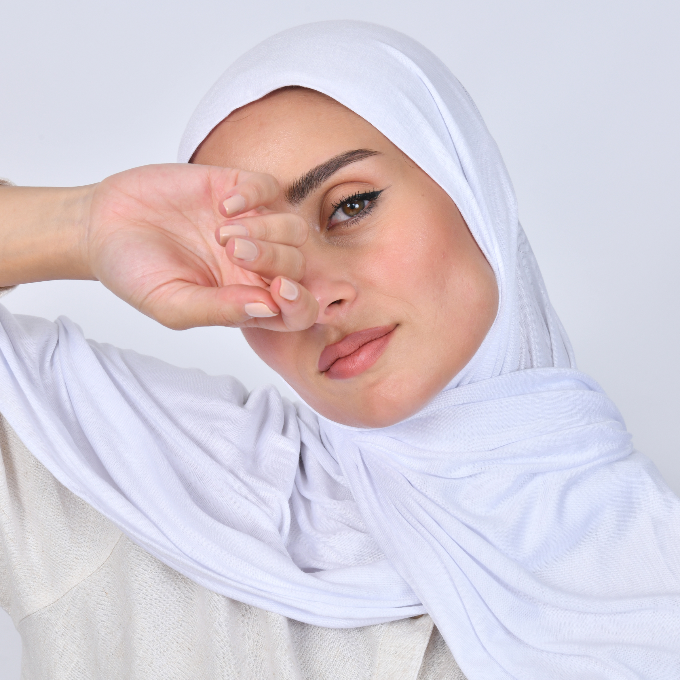  طرحة قطن ناعم بخياطة بالمنتصف - ابيض 