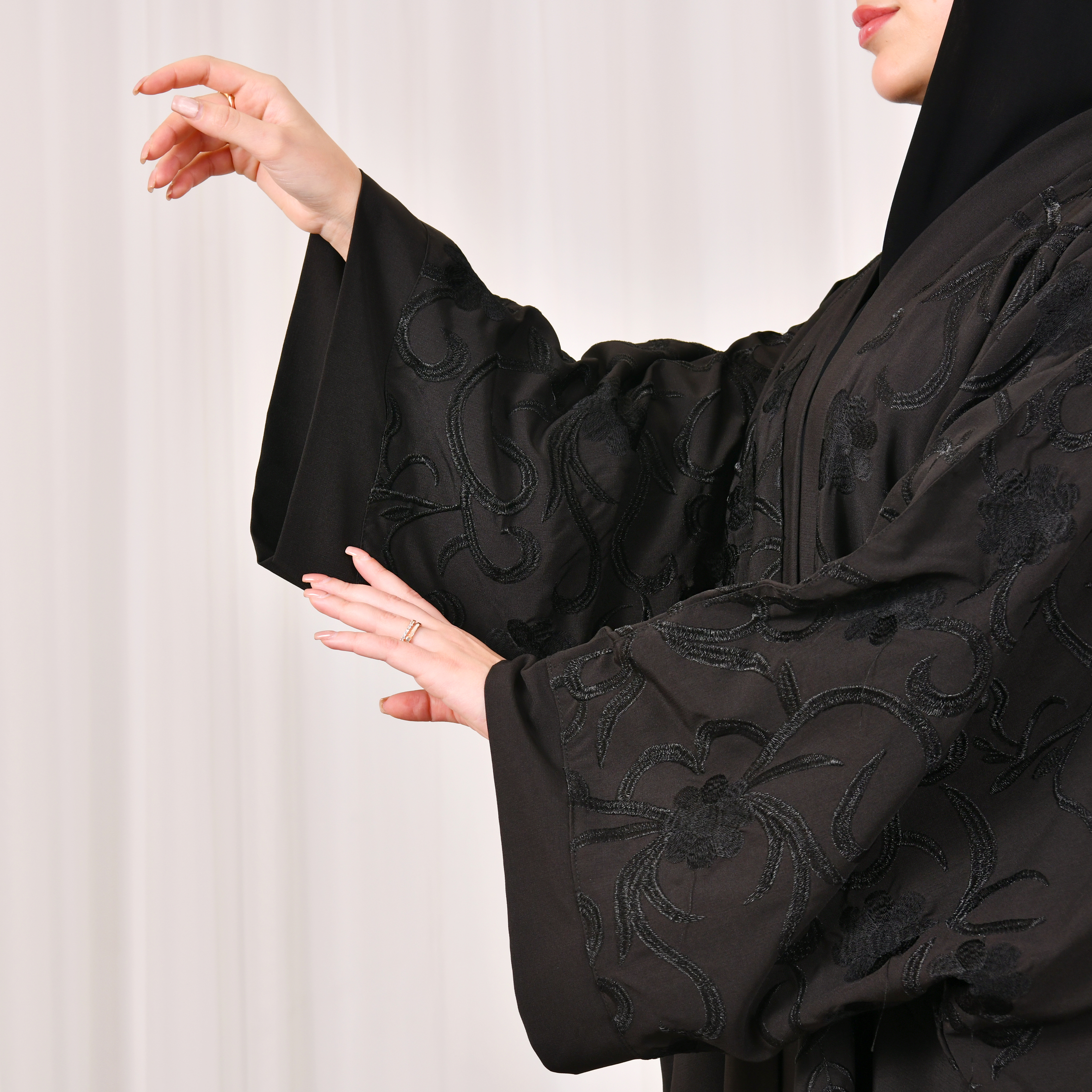  عباية موديل نص بشت بكم واسع بتطريز زاهي اعلى العباية 