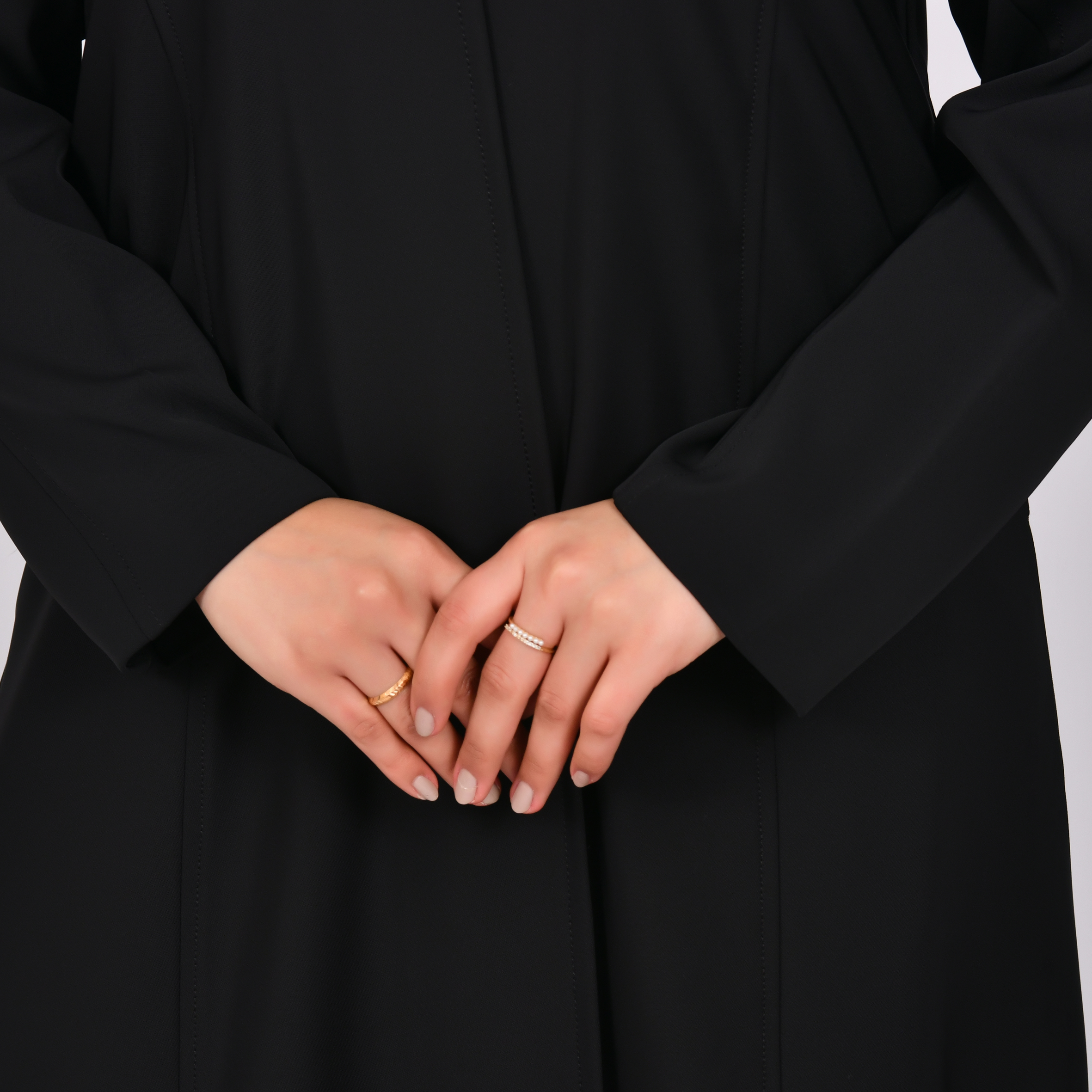  عباية لف سوداء ربع كلوش بخطوط تفصيلية مع جيوب جانبية مخفية 