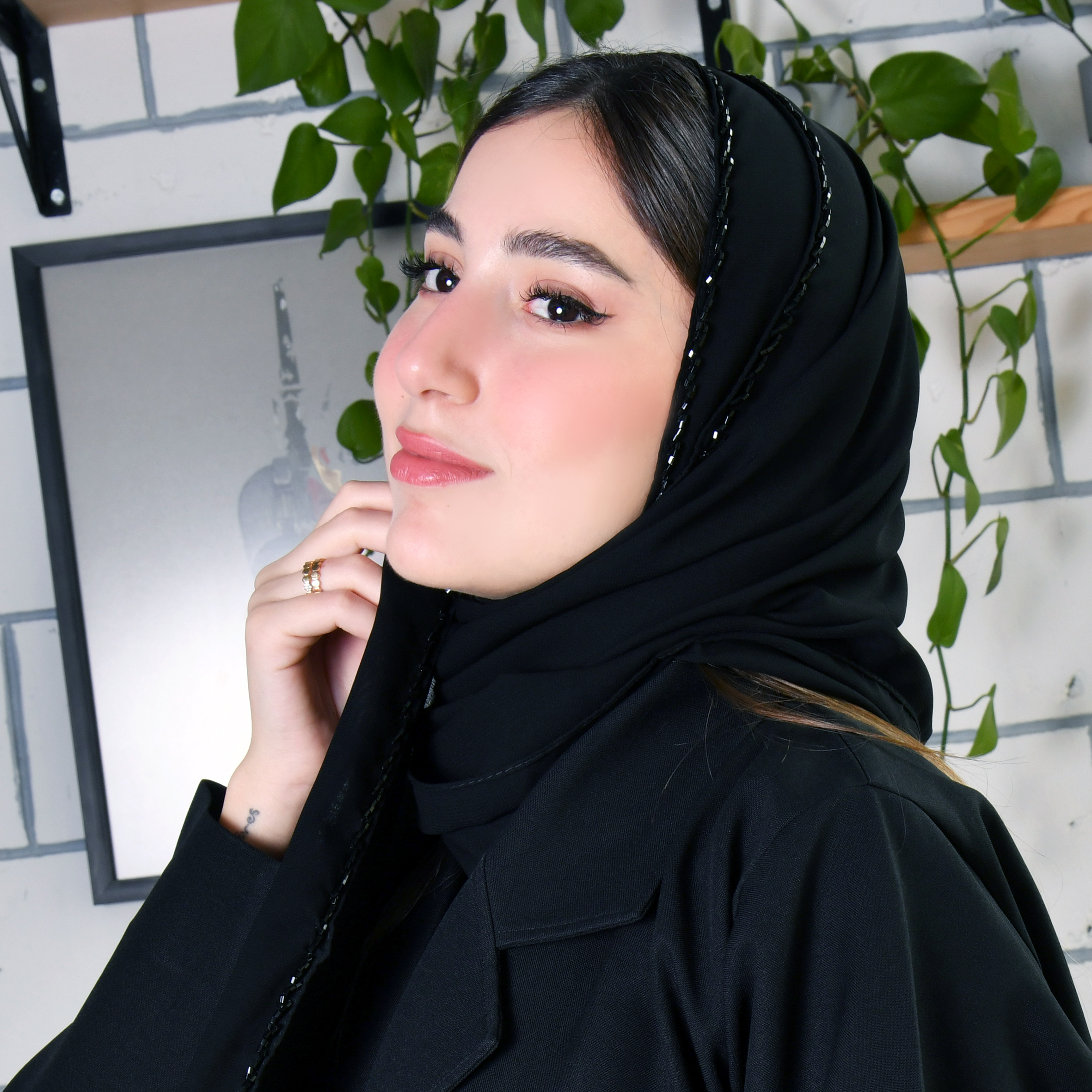  طرحه حرير سوداء مع شك اسود على الحواف 